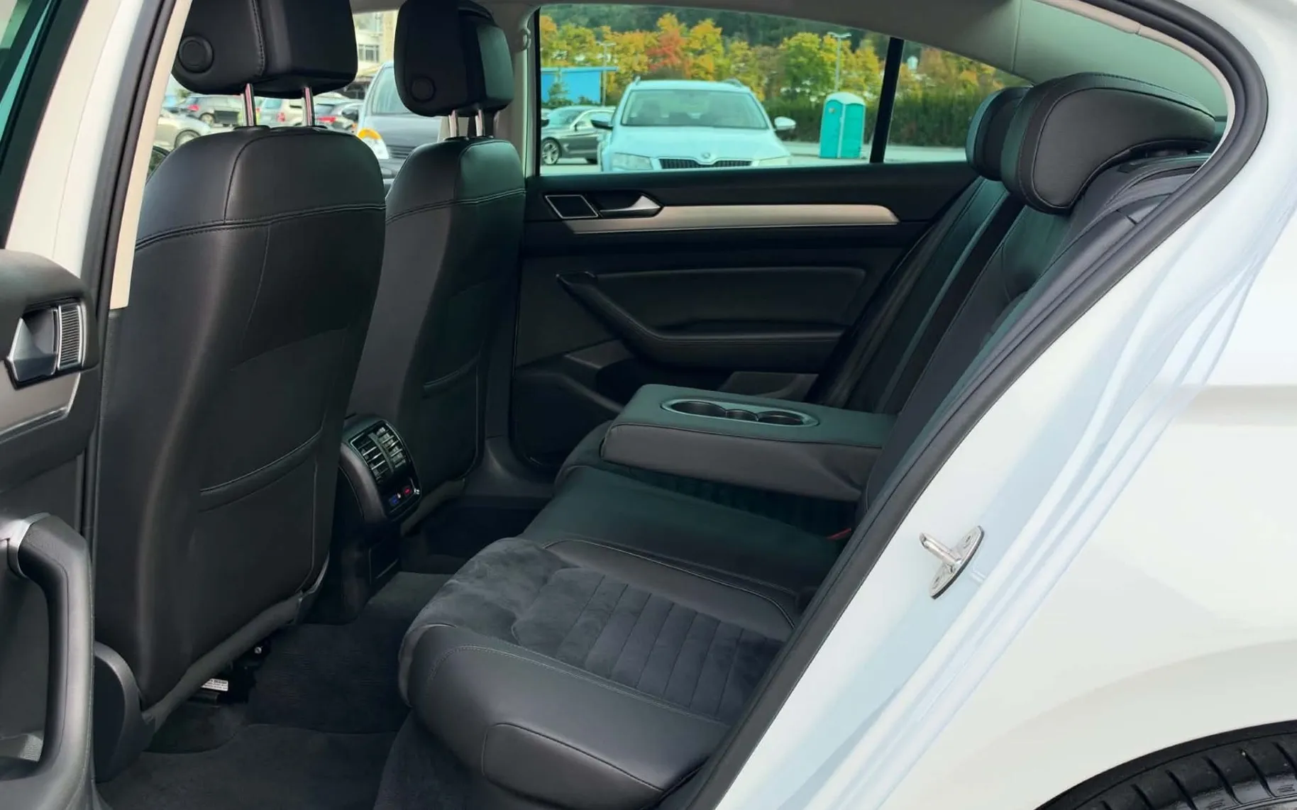 Notranja slika - Volkswagen Passat - 2.0 TDI-R LINE-FUL LED-LIZING ZA TUJCE-ACC-NAVI- - 11