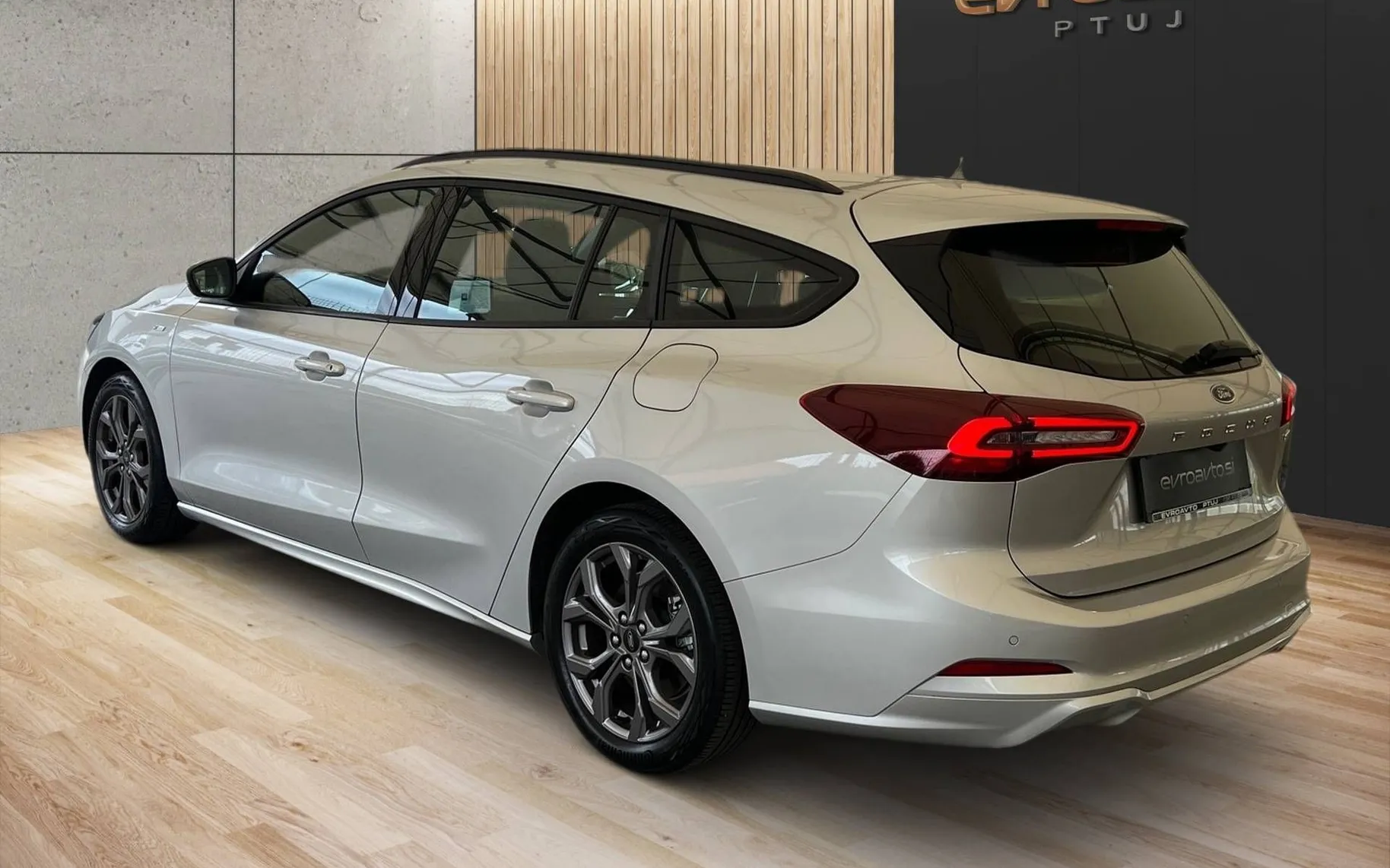 Notranja slika - Ford Focus - 1.0•ST-Line•LED•PDC•KAMERA•F1•NAVI•... - 7
