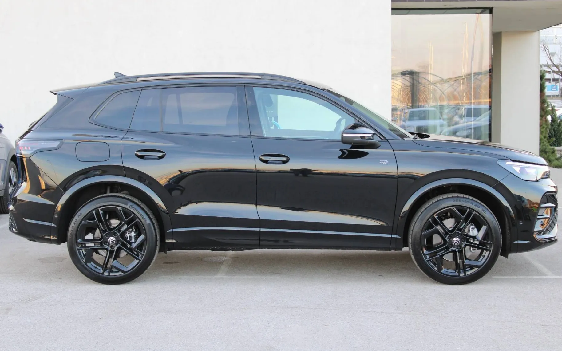 Zunanja slika - VW Tiguan - 2.0TSI 4MOT. R-LINE 195kW HEAD UP ACC SIDE AST I.. - 6