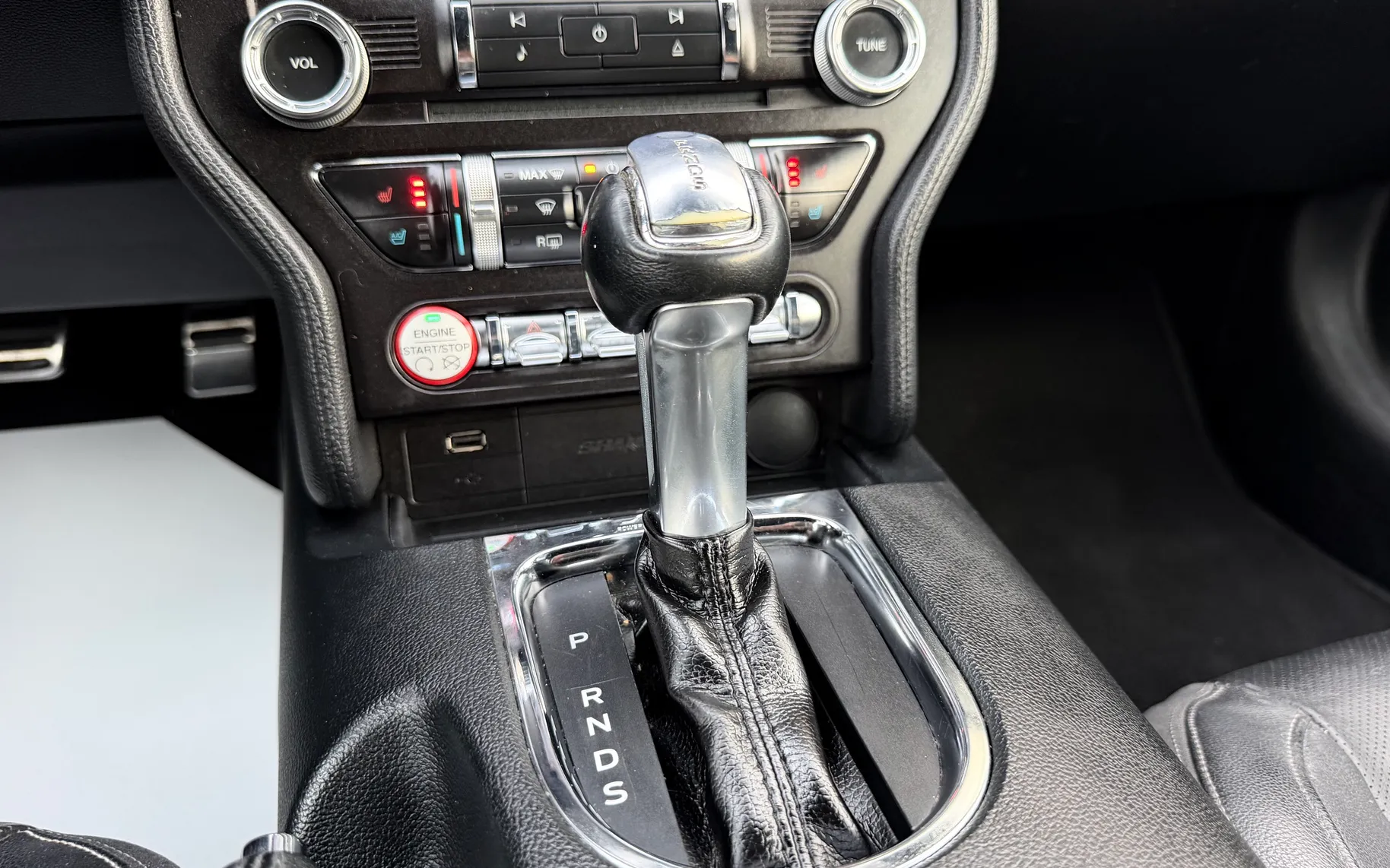 Zunanja slika - Ford Mustang - 2.3 EcoBoost 2.LASTNIK ACC HLAJENJE SED. ALU 19 - 18