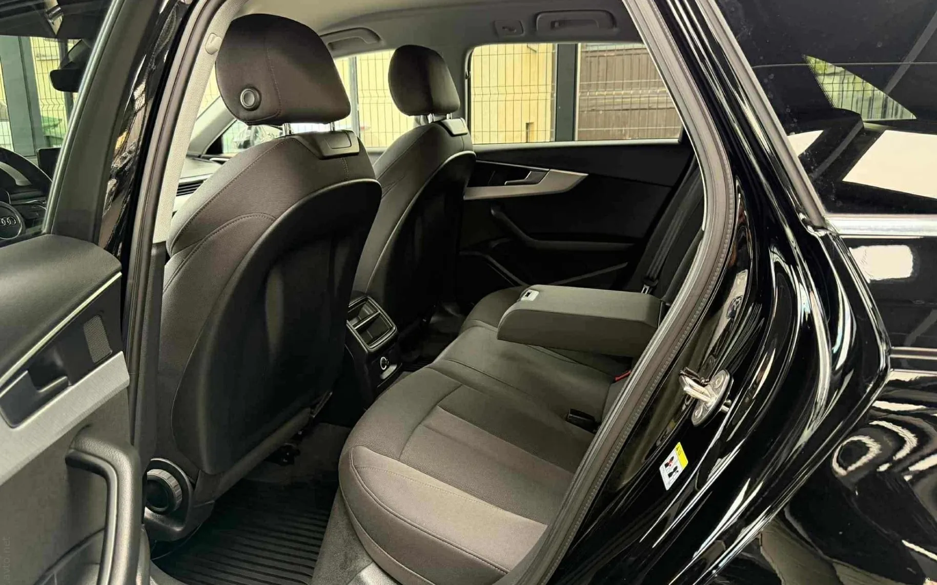 Notranja slika - Audi A4 Avant - 2.0 TDI-AUT-S LINE-XENON+LED-LIZING ZA TUJCE- - 10