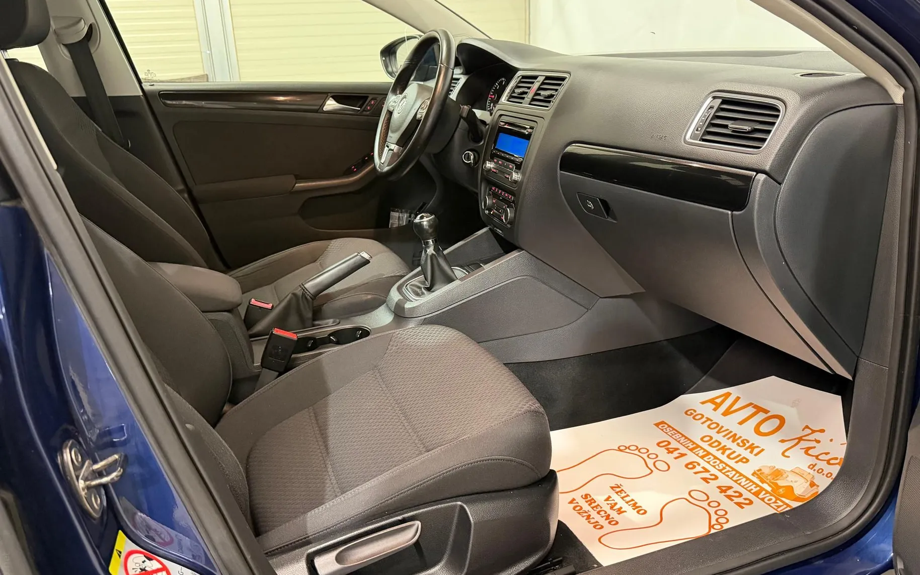 Notranja slika - VW Jetta - 1.6 TDI-TEMPOMAT-LIMO-PDC-SERVISNA-KNJ-ODLIČNA - 11