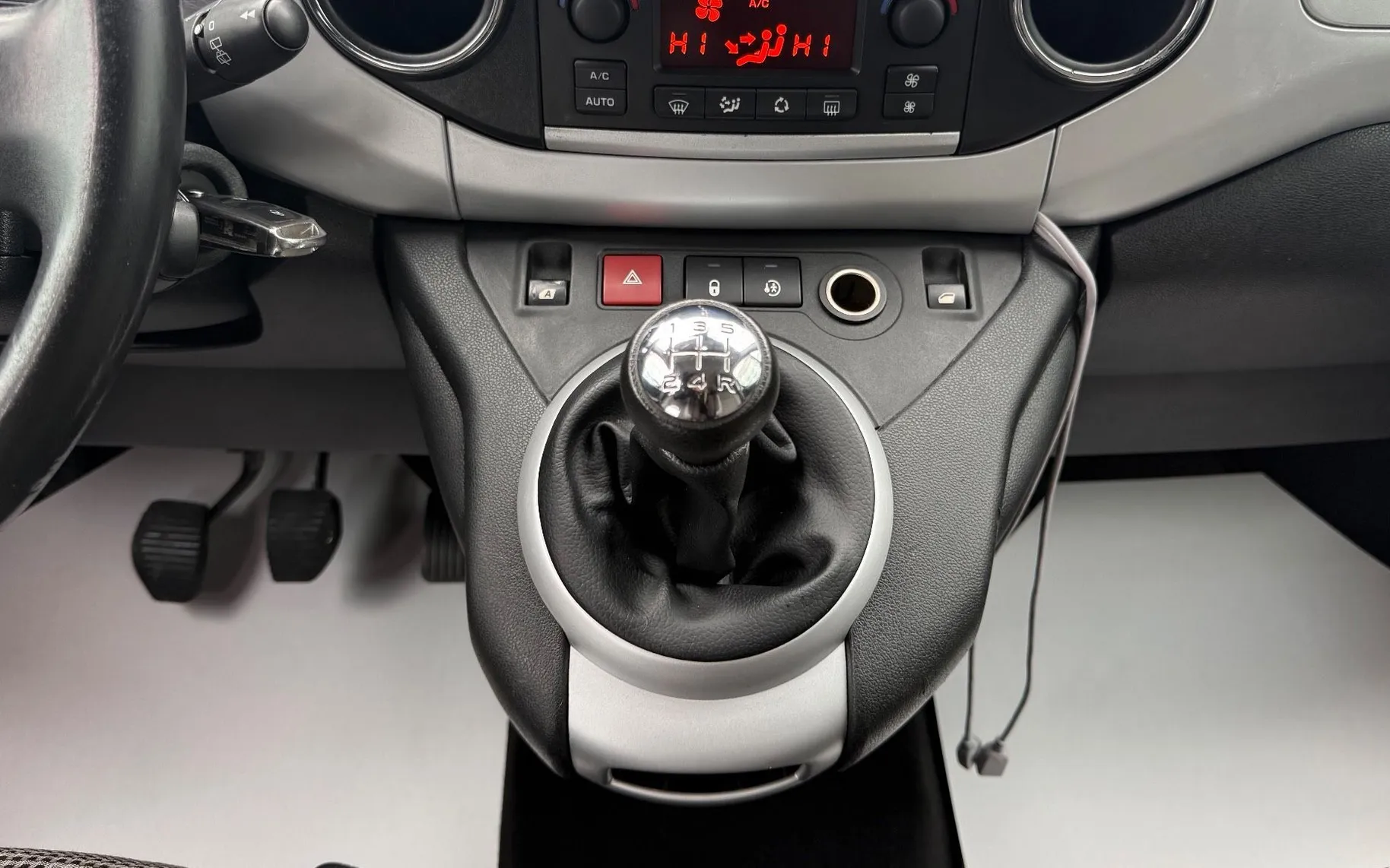 Zunanja slika - Peugeot Partner - 1.6HDi|NOVE ZIMSKE GUM|CAM|PARKSENZ|GRETJ.SEDEŽEV| - 14