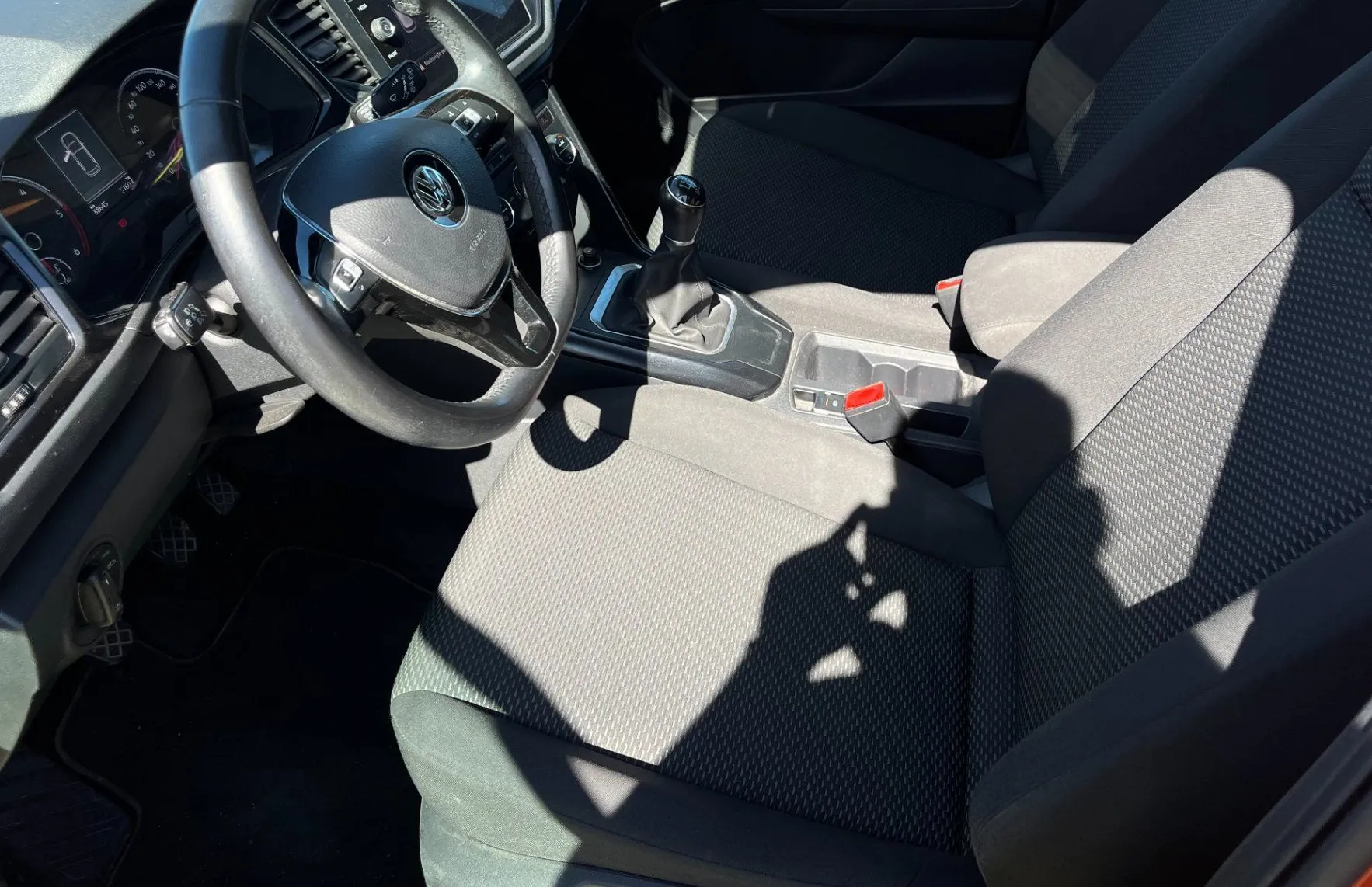 Zunanja slika - Volkswagen T-Roc - 1.6 TDI BMT 2X PDC. NAVI. SAMO 88.645 KM. - 12