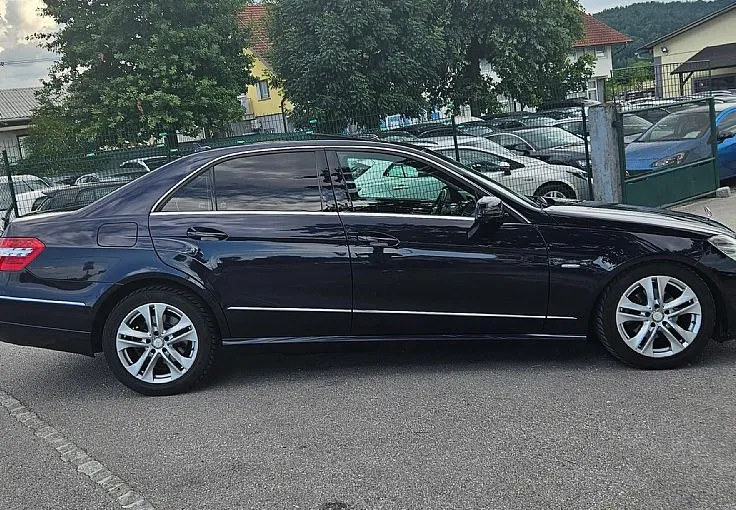 Zunanja slika - Mercedes-Benz E-Razred - 220 CDI °AUT° 170ks AVANTGARDE °XENON° °STR.OKNO° - 4