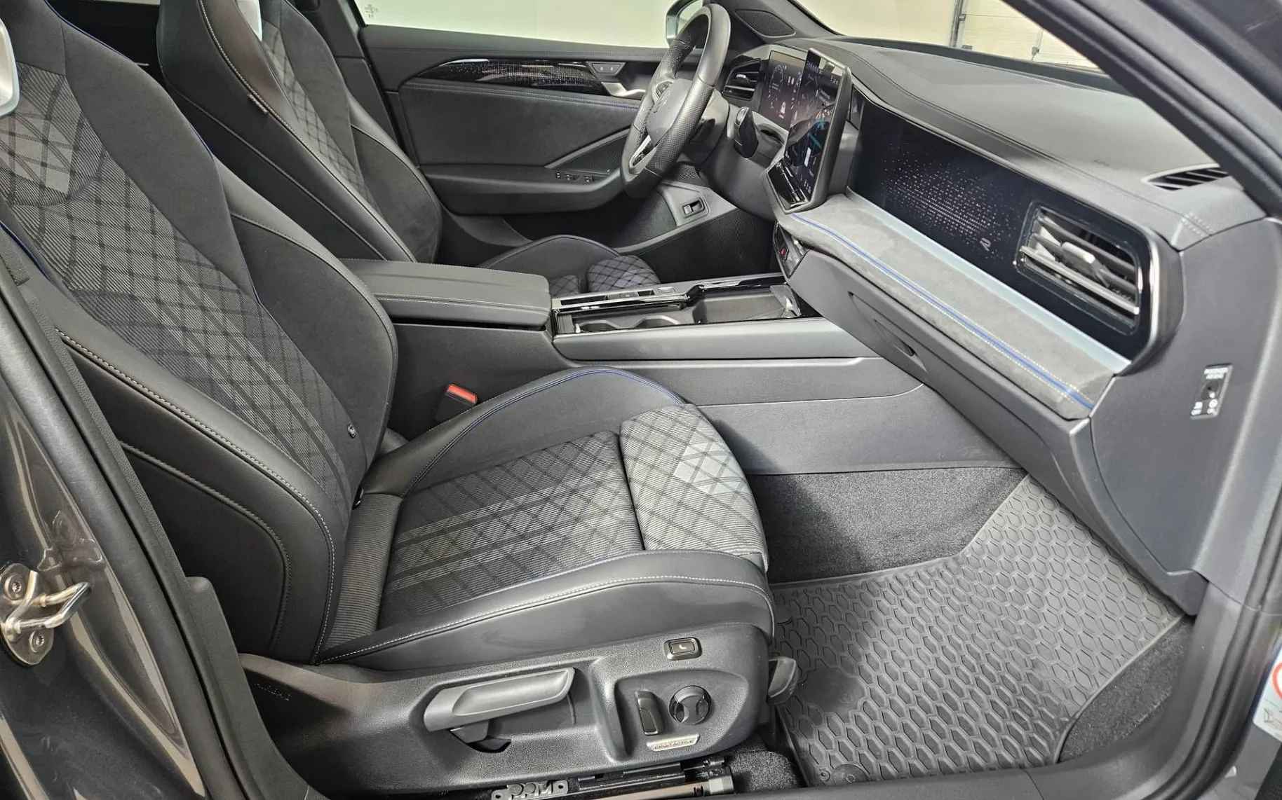 Notranja slika - Volkswagen Passat Variant - 1.5 eTSI BMT 4Joy DSG - 11