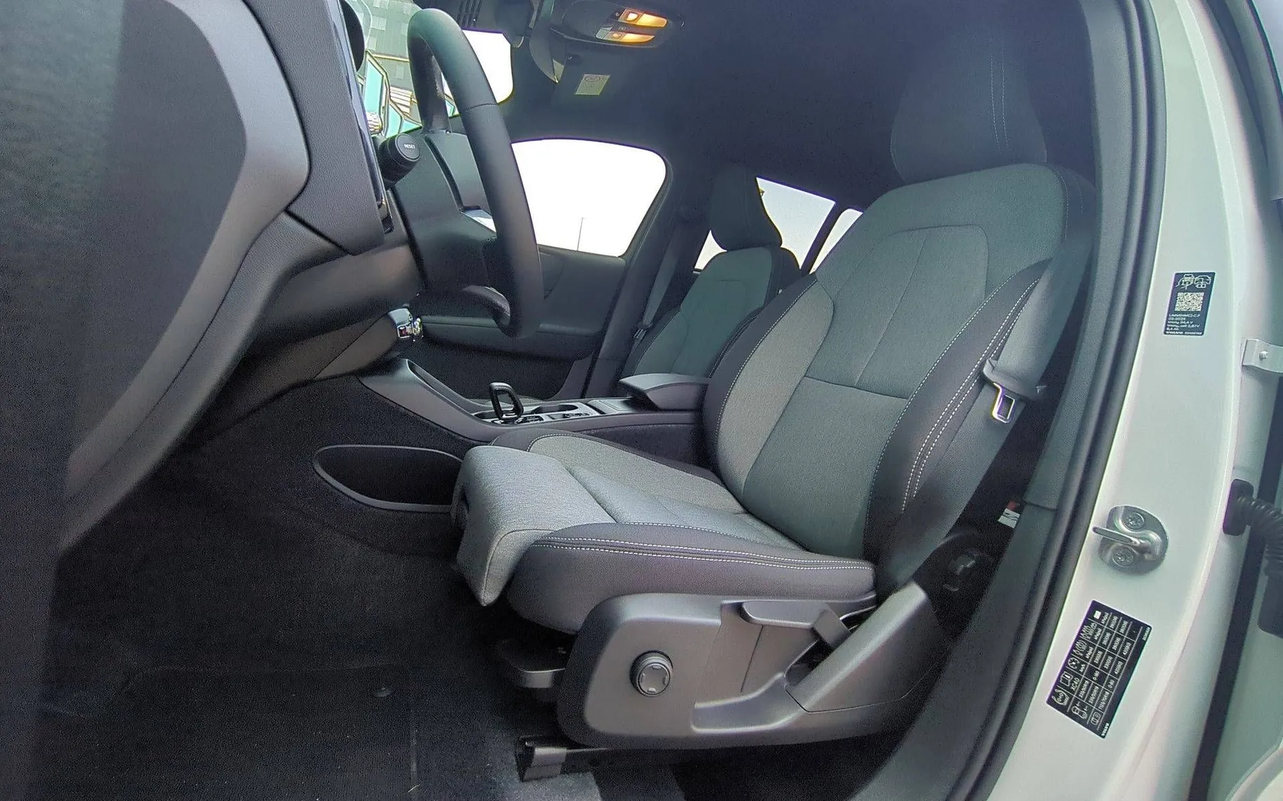 Notranja slika - Volvo XC40 - B3 P Core AT DCT 3 leta garancije + 3 servisi... - 10