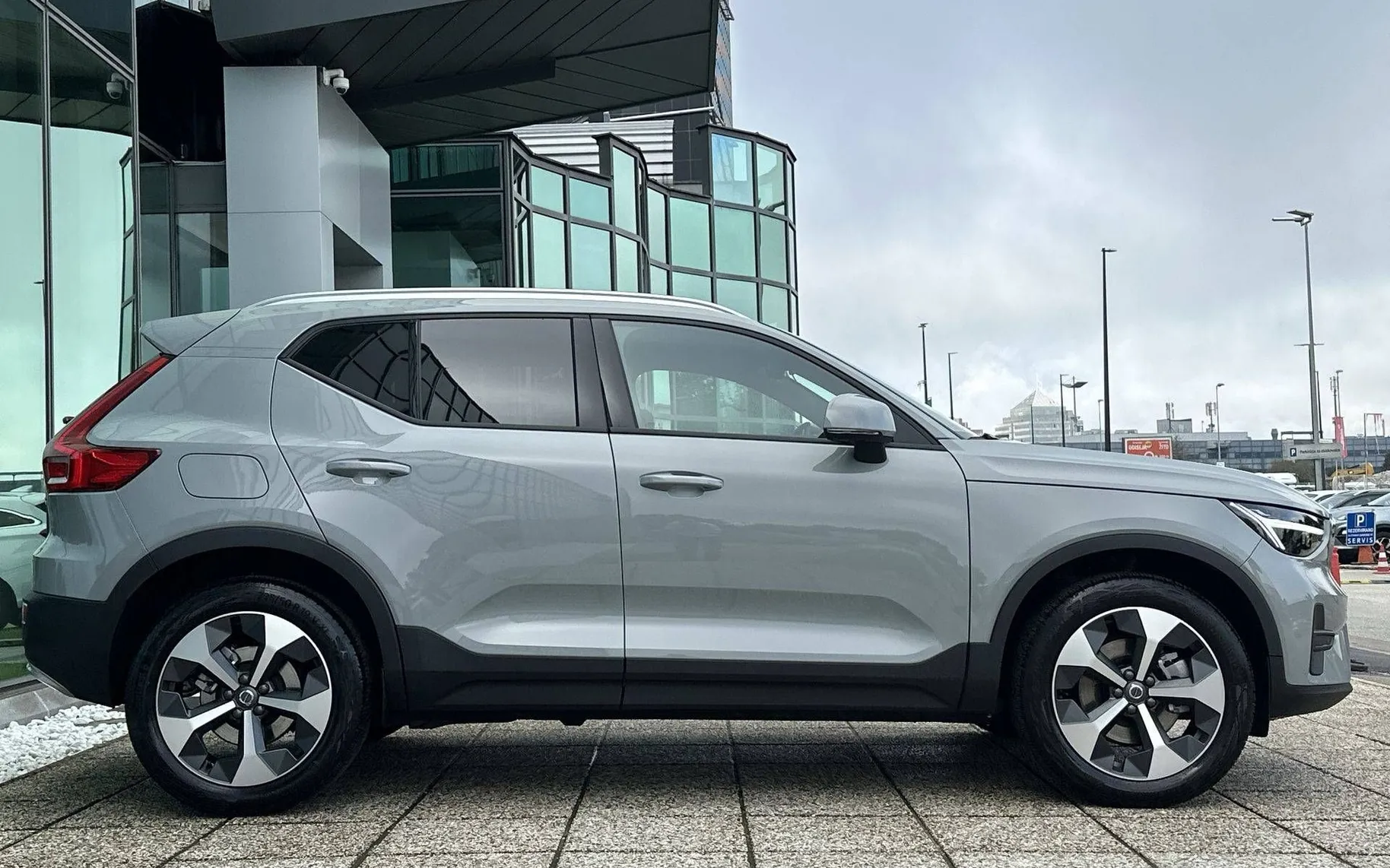 Zunanja slika - Volvo XC40 - B3 P Core AT DCT 3 leta garancije + 3 servisi... - 4