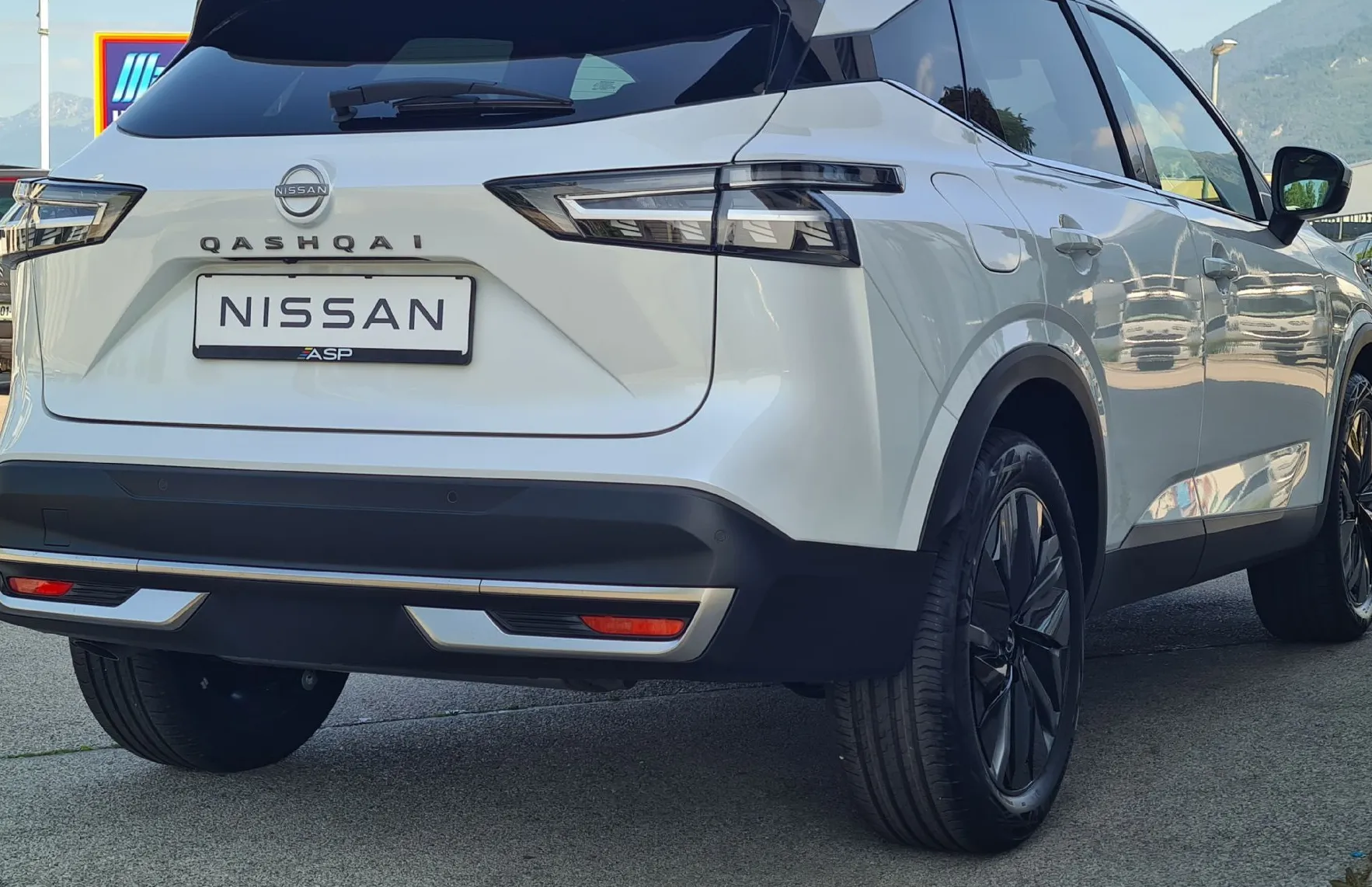 Zunanja slika - Nissan Qashqai - 1.3 DIG-T Mild Hyb.158 2WD X-Tron.TEKNA - 8