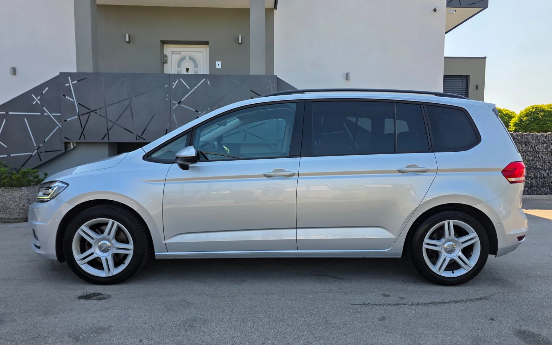Zunanja slika - Volkswagen Touran - 1,6 TDI Comfortline DSG - 2