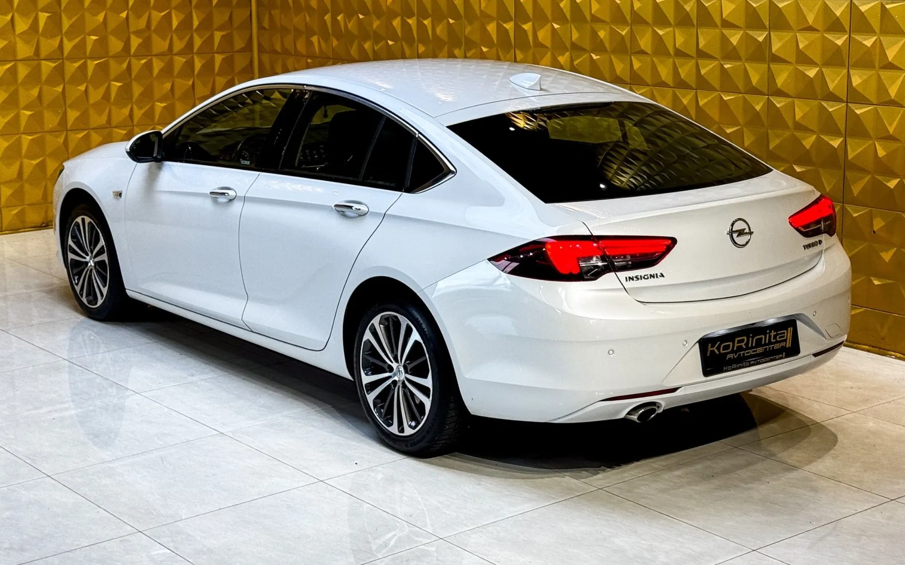 Notranja slika - Opel Insignia - 2.0 CDTI AUT. HEADUP-KAMERA-BOSE-GRETJE VOLANA - 8