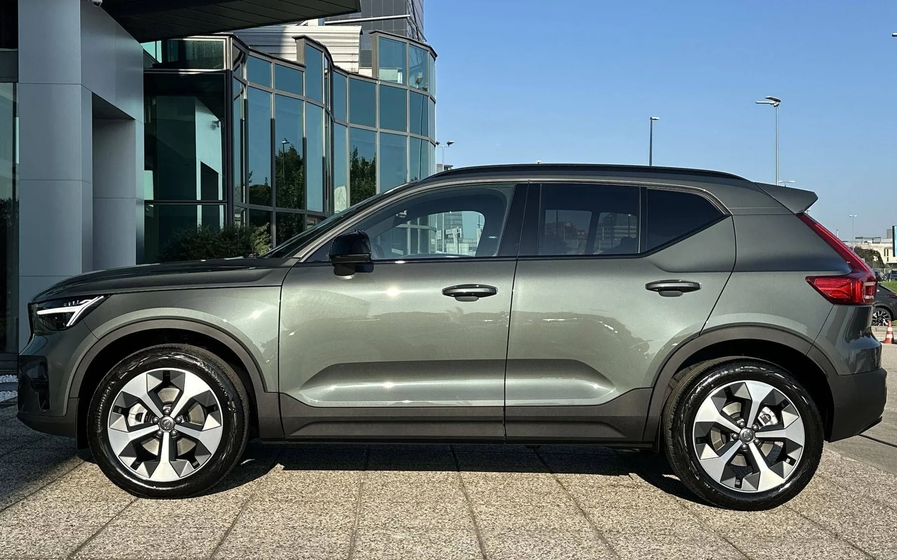 Notranja slika - Volvo XC40 - B3 P Plus Dark AT DCT... - 8