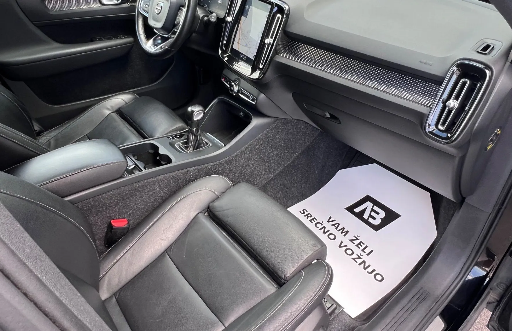 Zunanja slika - Volvo XC40 - T3 R-design+ALU+LED+HI-FI+KLJUKA - 17
