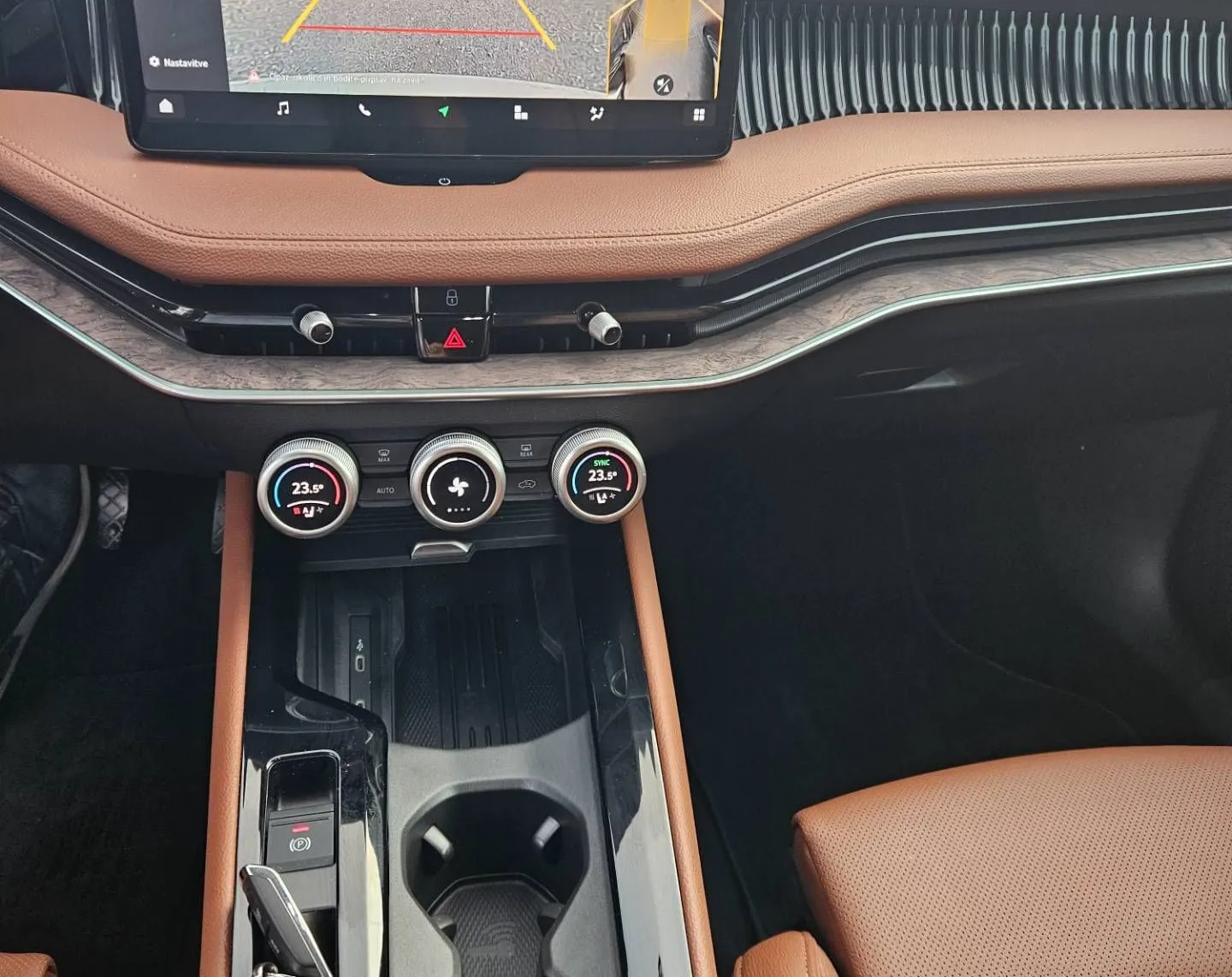 Notranja slika - Škoda Superb - Combi 4x4 2.0 TDI L K DSG CANTON HLAJENJE SED. 3.. - 9
