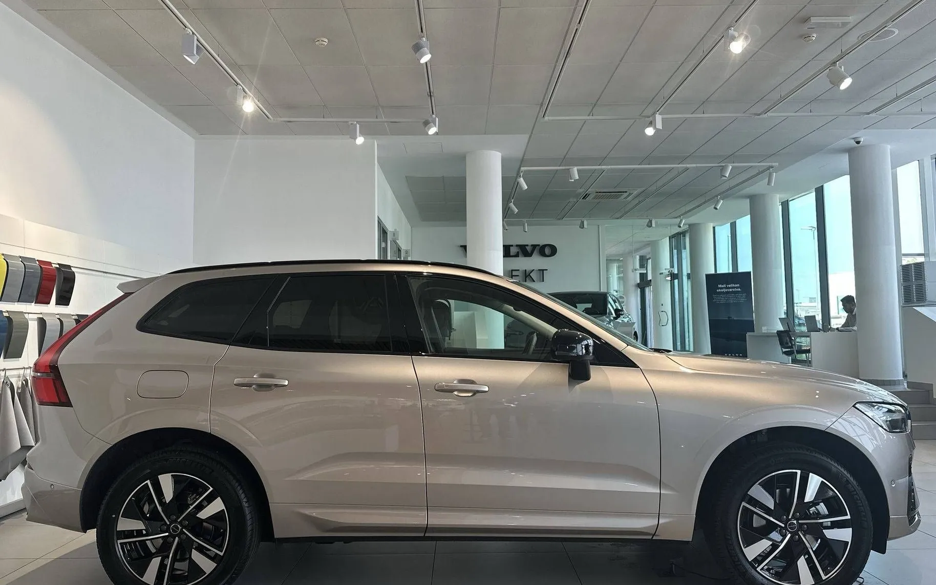 Zunanja slika - Volvo XC60 - B5  P  AWD Plus Dark - 3
