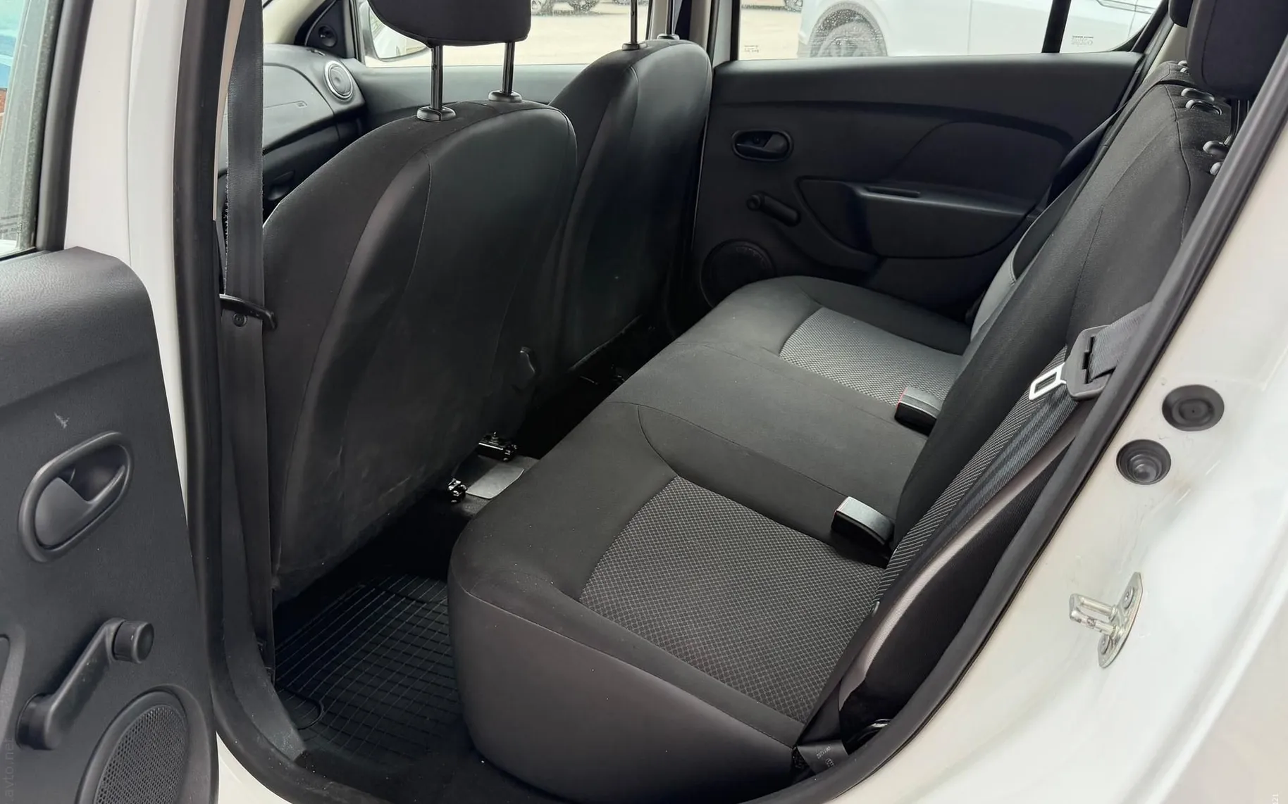 Notranja slika - Dacia Sandero - 1.2 16V-90.000KM-SLO-KLIMA-SERVO VOLAN-TRAJNIK - 8