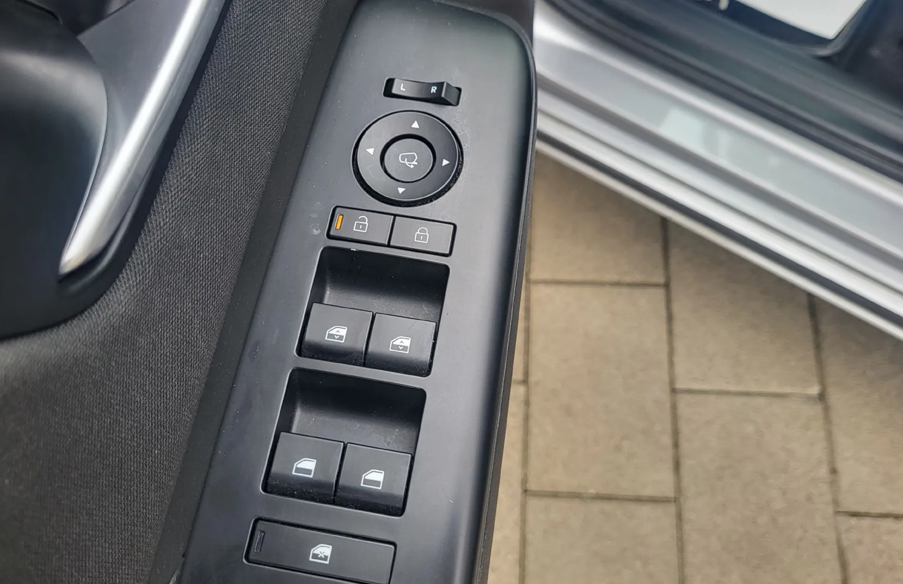 Zunanja slika - Hyundai Kona - EV 48.4 kWh Premium slo-1last-tov.garancija-navi - 15