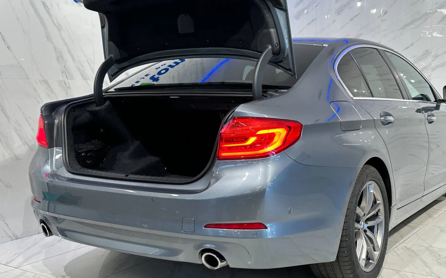 Notranja slika - BMW serija 5: - 520d - Kamera - Memory - Gretje - AmbientL - Temp. - 7