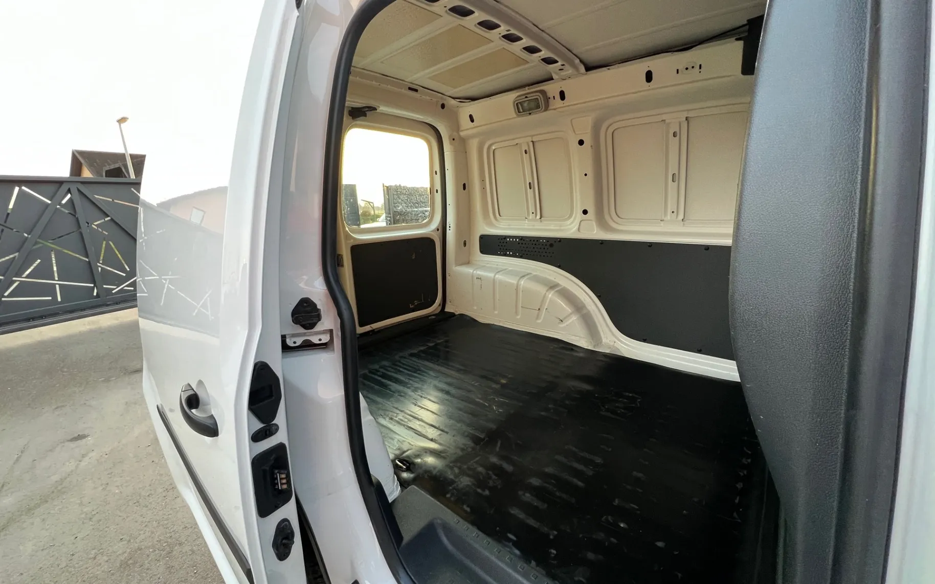 Zunanja slika - Volkswagen Caddy - 2,0 TDI Comfortline - 4