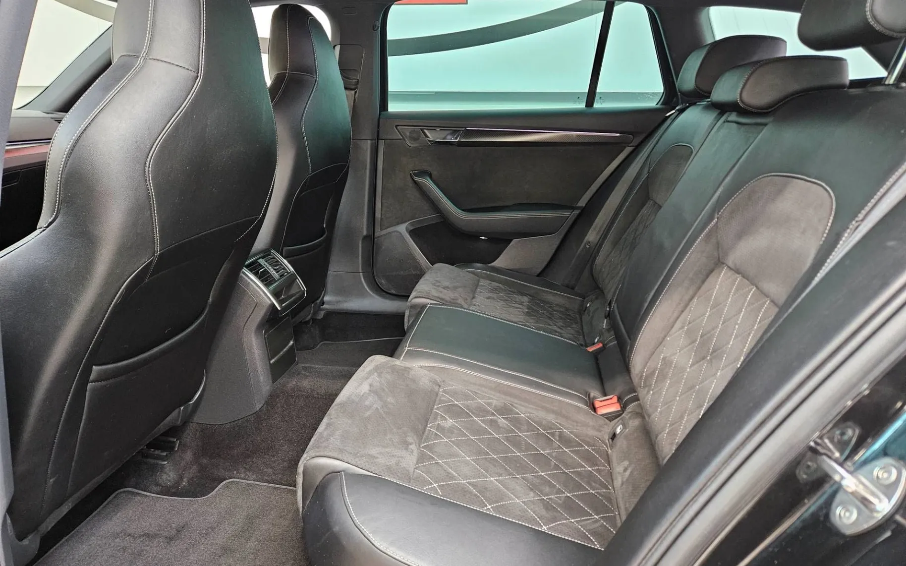 Zunanja slika - Škoda Superb - 2.0 TDI Sportline Combi DSG 147 kW - 6