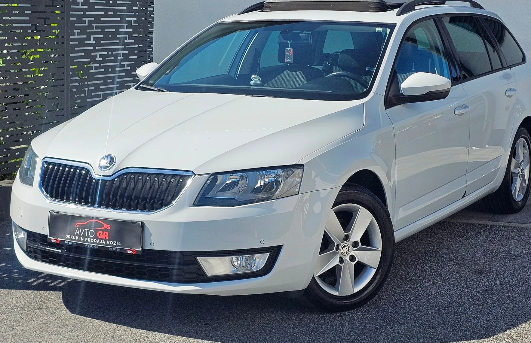 Zunanja slika - Škoda Octavia - Combi 1.6 TDI -PANORAMA-KAMERA-PDC-ODLIČNA-KREDIT - 15