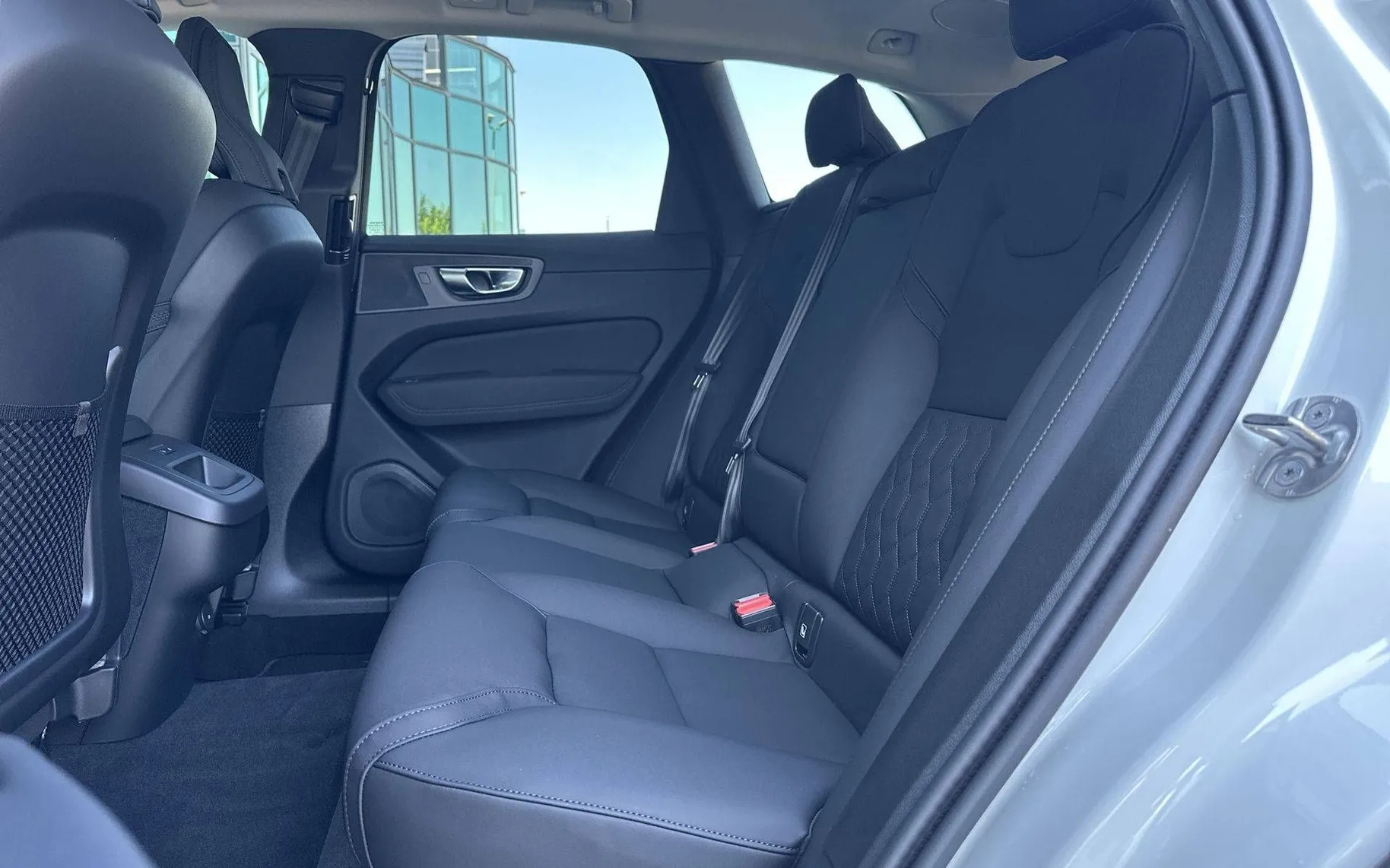 Notranja slika - Volvo XC60 - B5  P  AWD Plus Dark 3 leta garancije + 3 servisi - 11