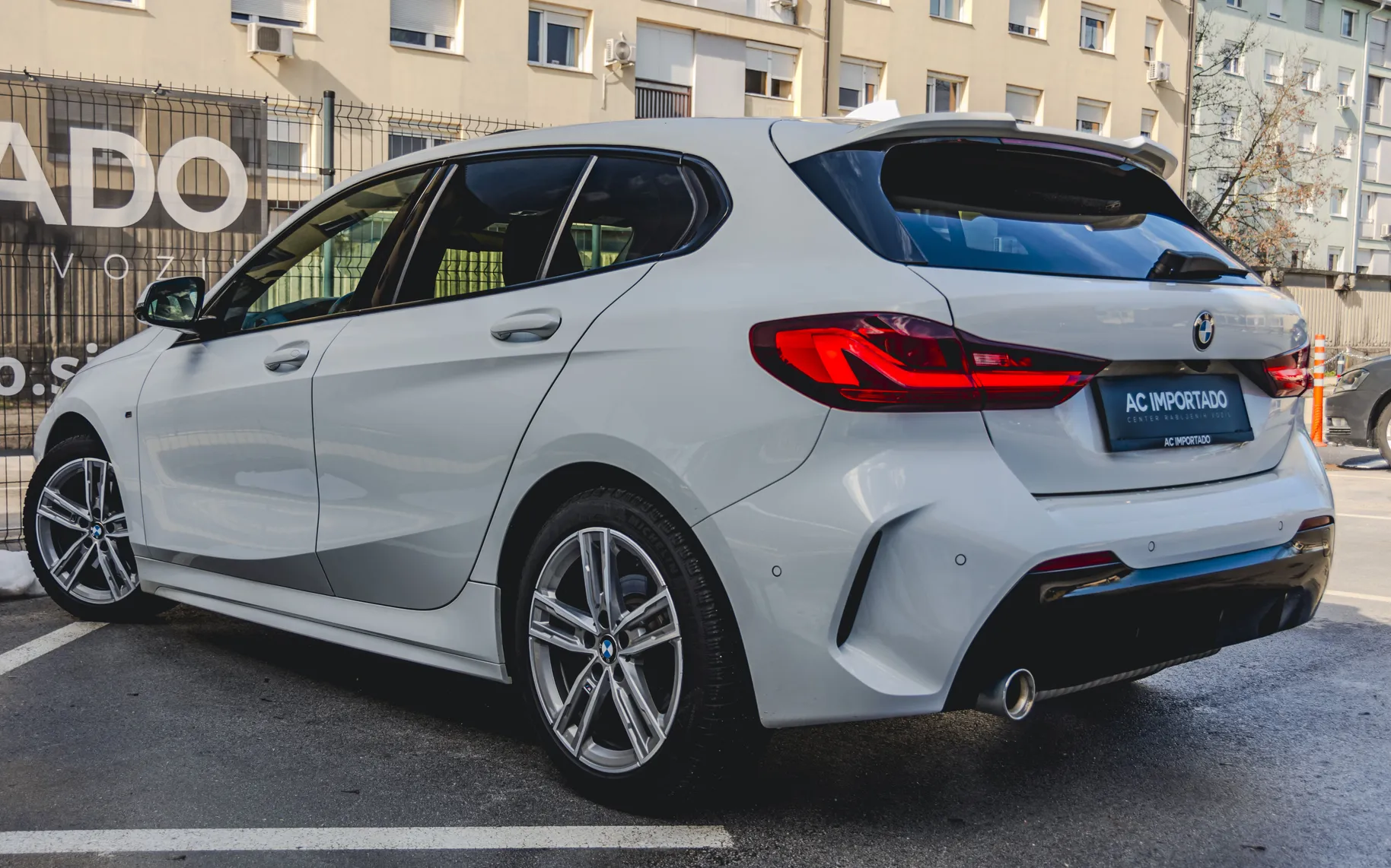 Zunanja slika - BMW - 118i M Sport-LED-HUD-PANO-LC PRO-KAM-17C - 6