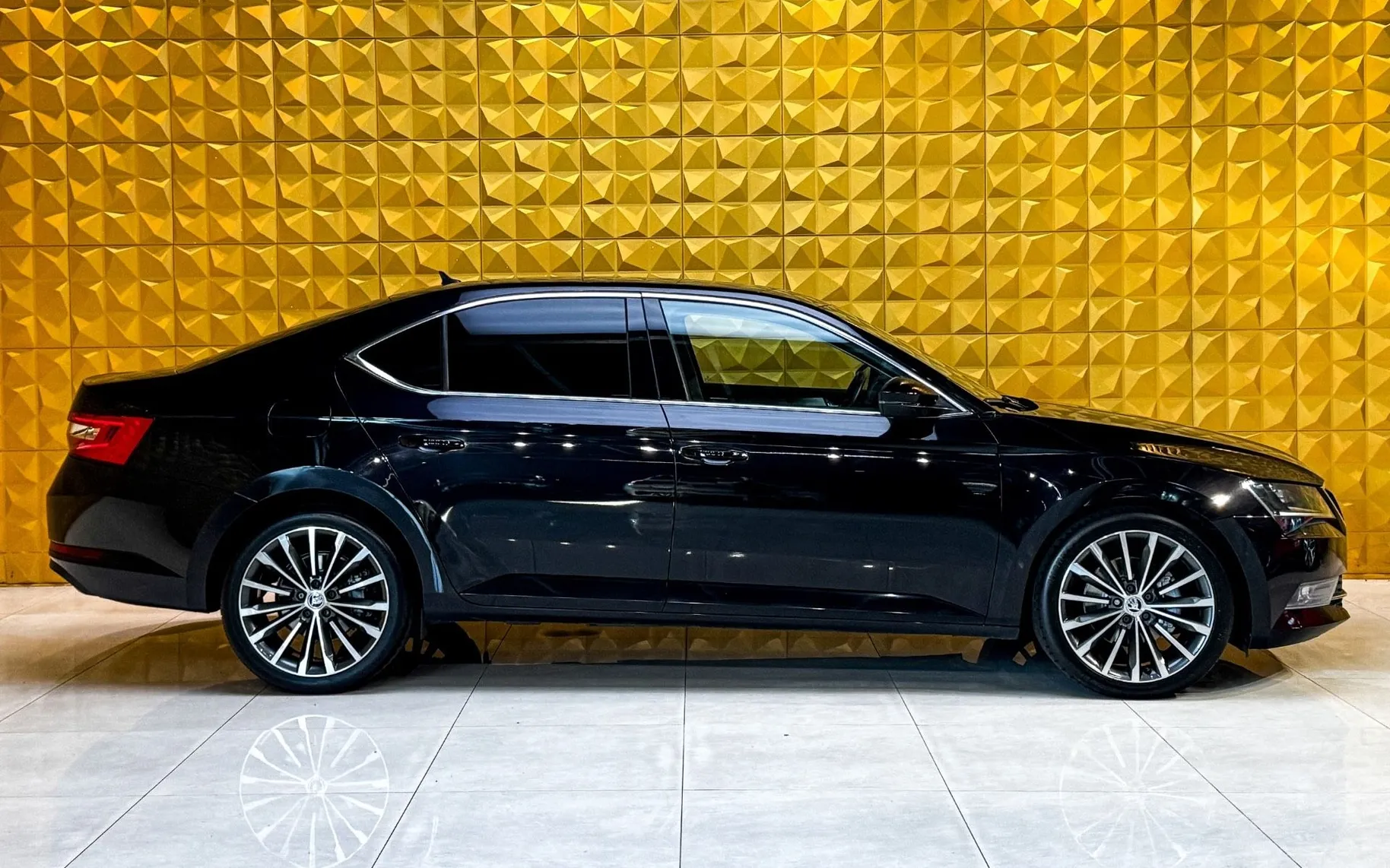 Notranja slika - Škoda Superb - 4x4 2.0 TDI AVT.-NAV - 12