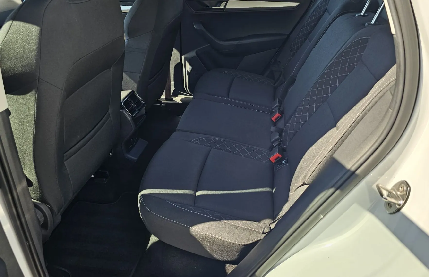 Zunanja slika - Škoda Karoq - Style 1.6 TDI DSG|FULED|ALU|ASSIS.|NAVI|2xPDC| - 10