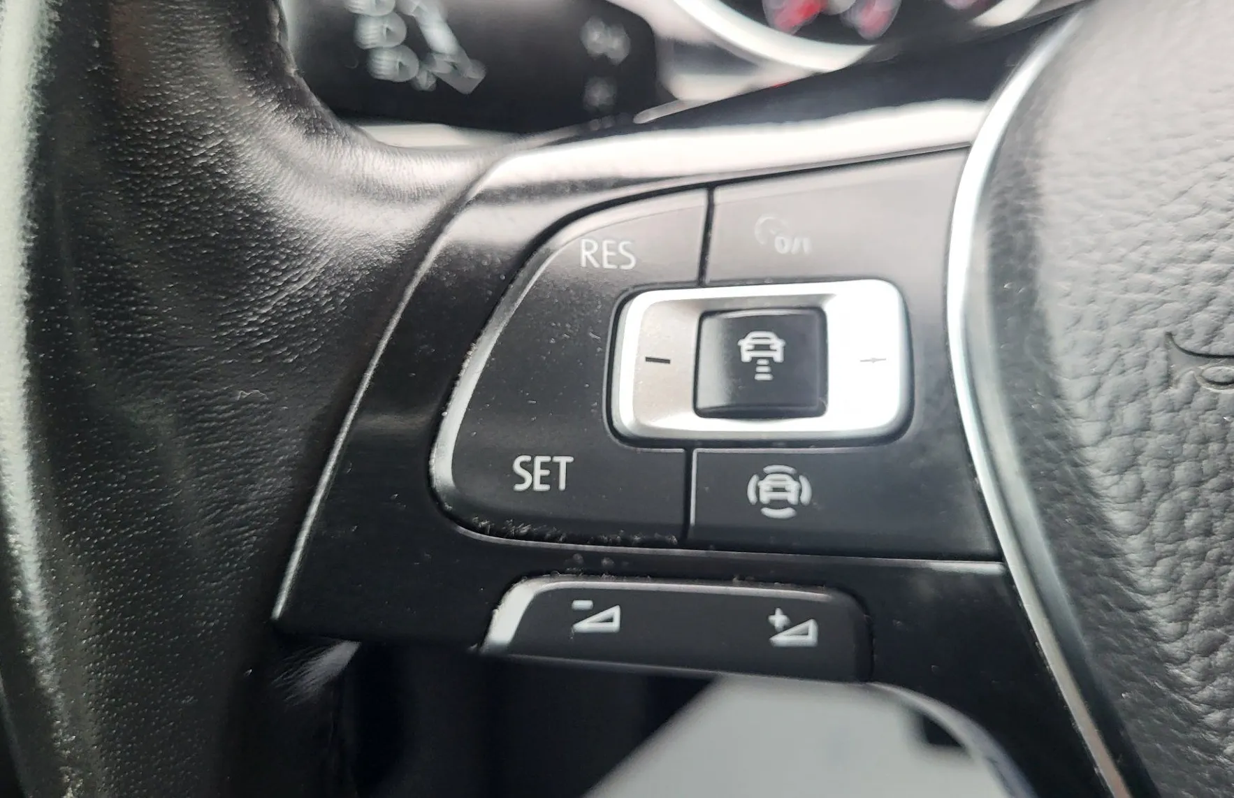 Zunanja slika - Volkswagen Touran - 2.0 TDI DSG 7 sedežni-acc-pdc-alu-radar - 10