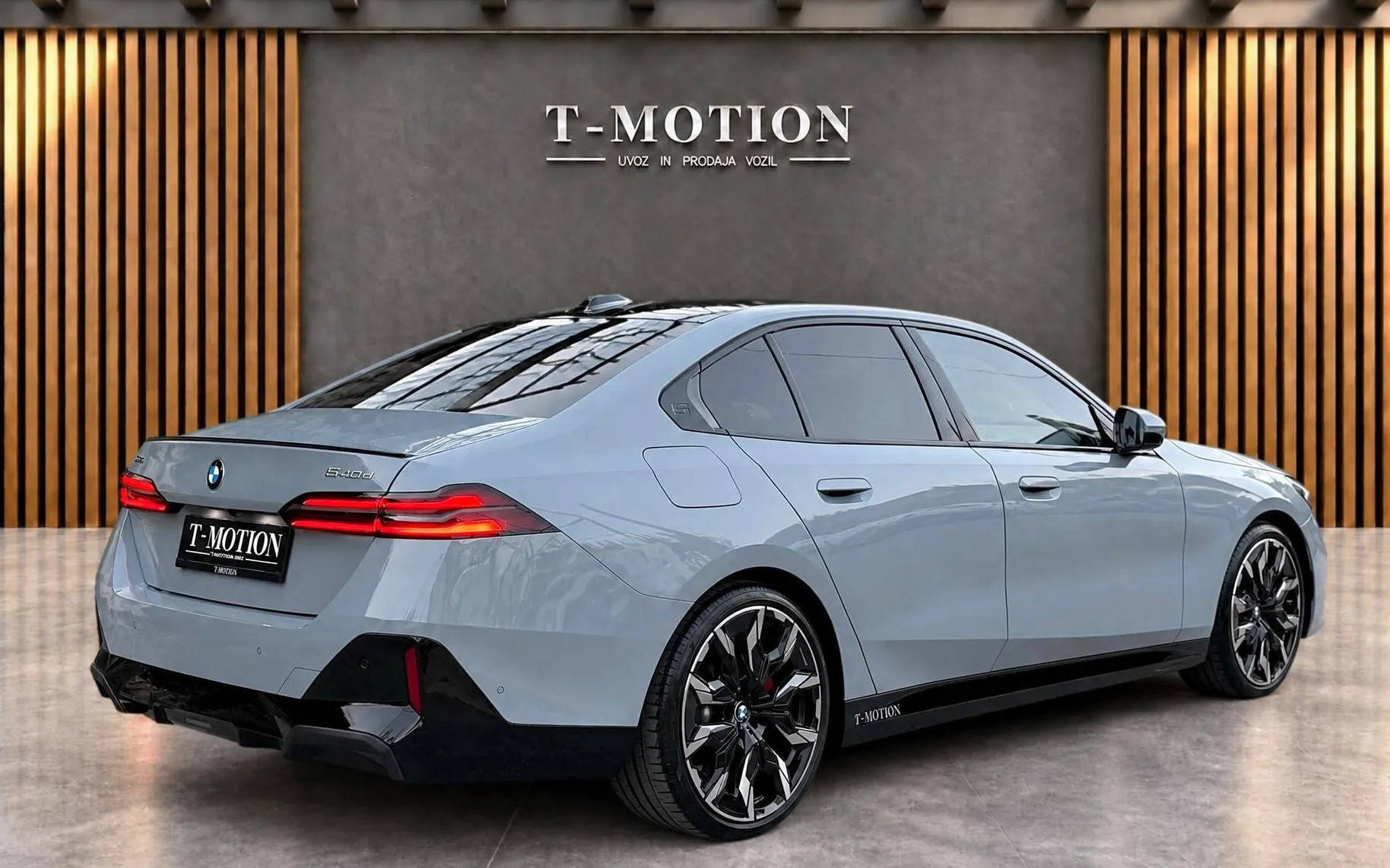 Zunanja slika - BMW serija 5: - 540d xDrive|SALONSKI|Iconic|AV|Pano|ACC|B W| - 3