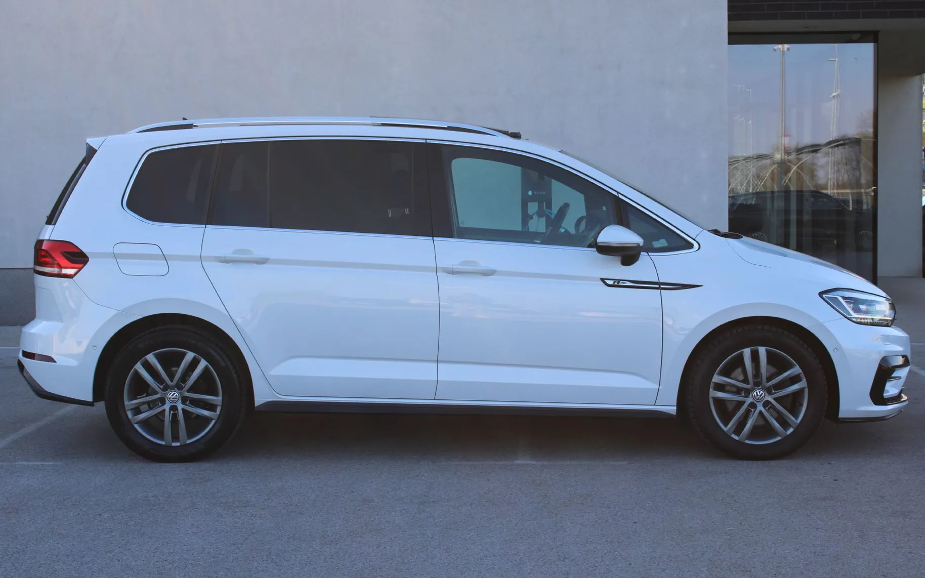 Zunanja slika - VW Touran - 2.0 TDI BMT R-Line 110  150  KLJUKA PANO NAVI - 6