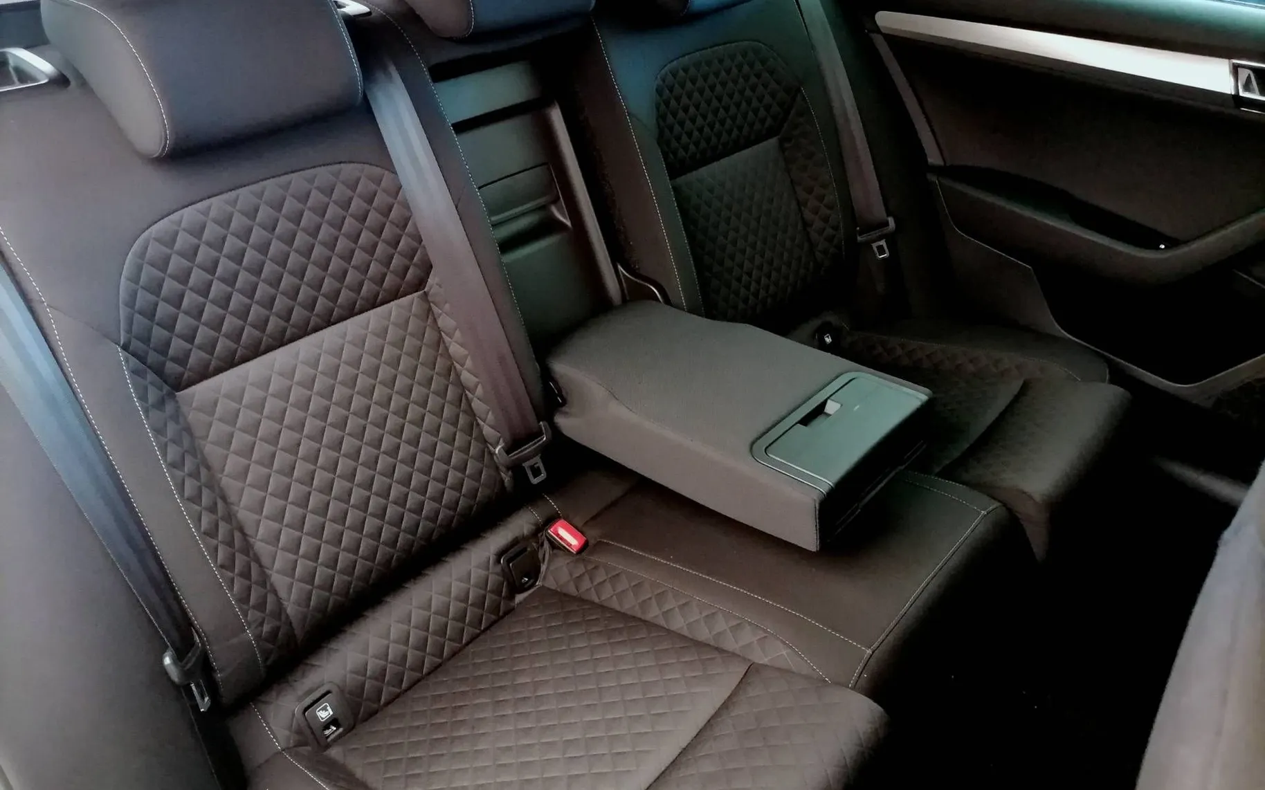Notranja slika - Škoda Superb - Combi 2.0 TDI Sportline CHRYSTAL LIHTING 1.LASTN - 8
