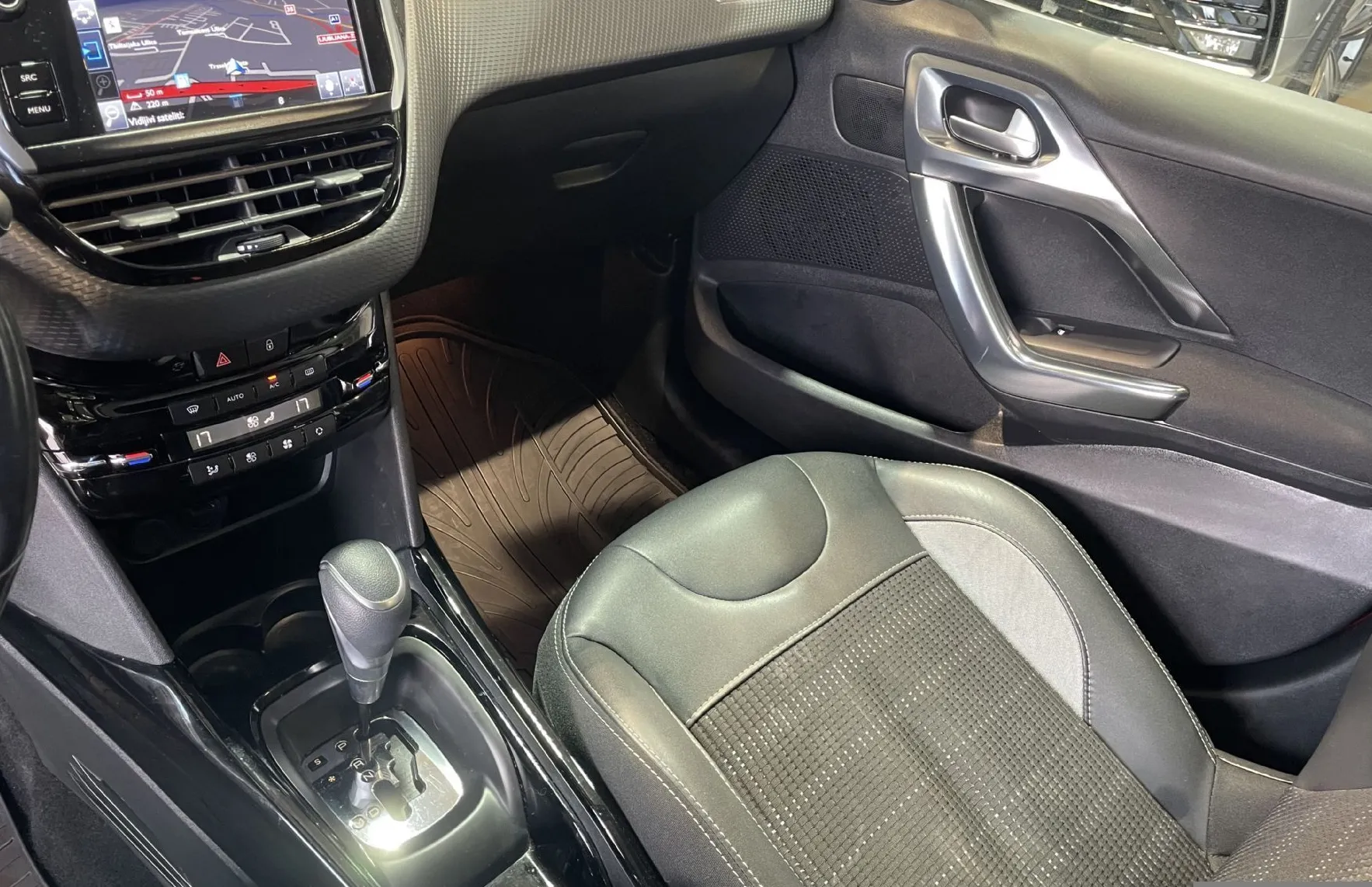 Zunanja slika - Peugeot 2008 - 1.2 PureTech 110 Stop Start ACTIVE EAT6 - 6
