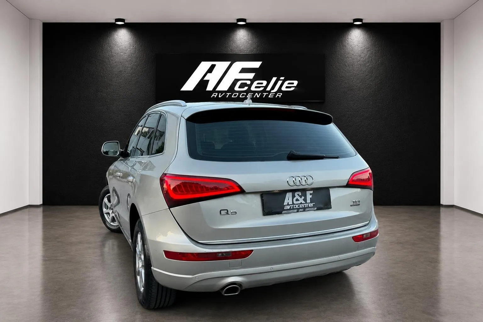 Notranja slika - Audi Q5 - 2.0 TDI-Q-4X4-AUT-S LINE-ACC-168.000km-1 LASTNIK- - 7