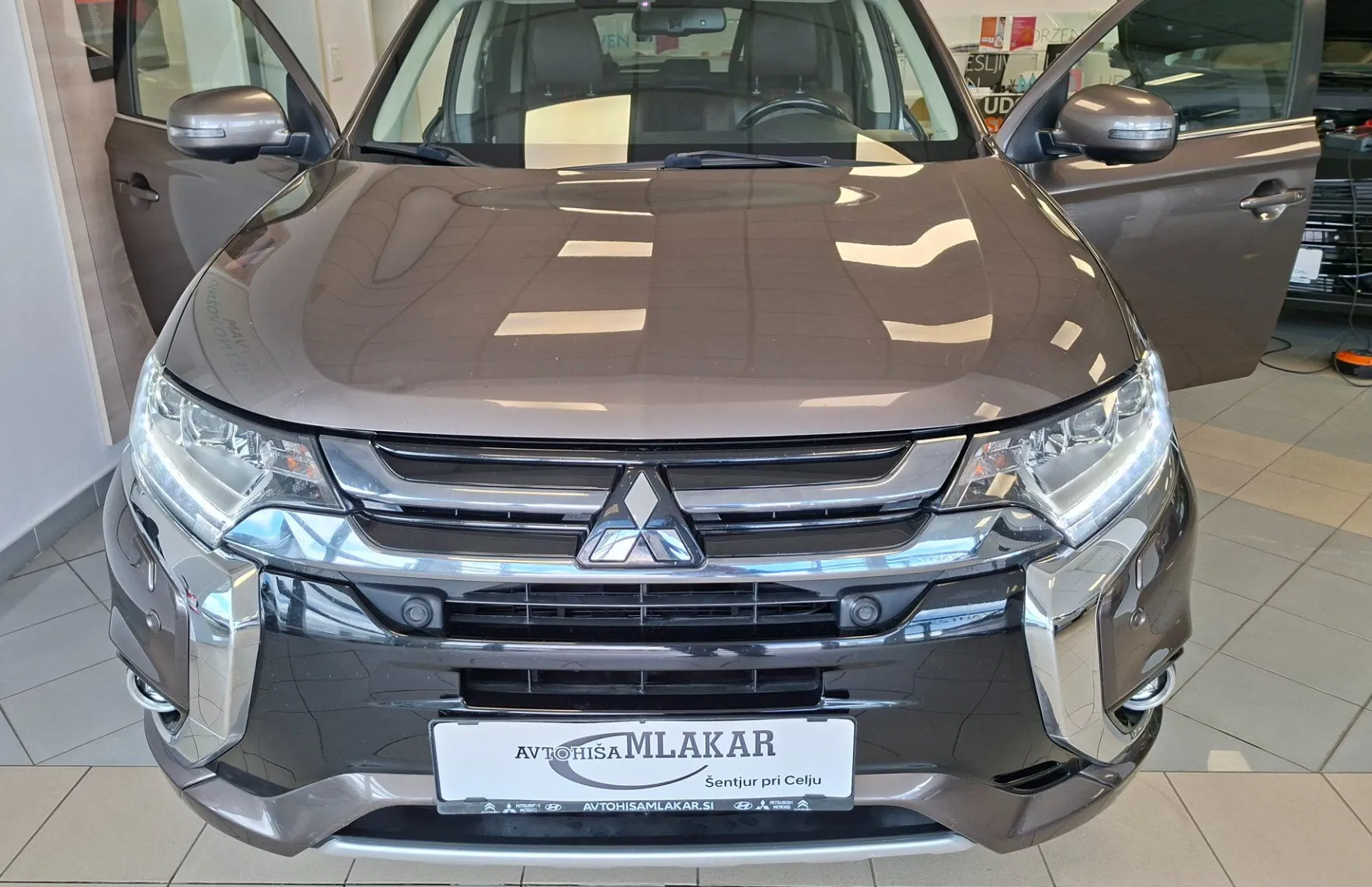 Zunanja slika - Mitsubishi Outlander - PHEV 4WD 2.0 Instyle Navi+ Avt.-SLO-ODLIČEN- - 6