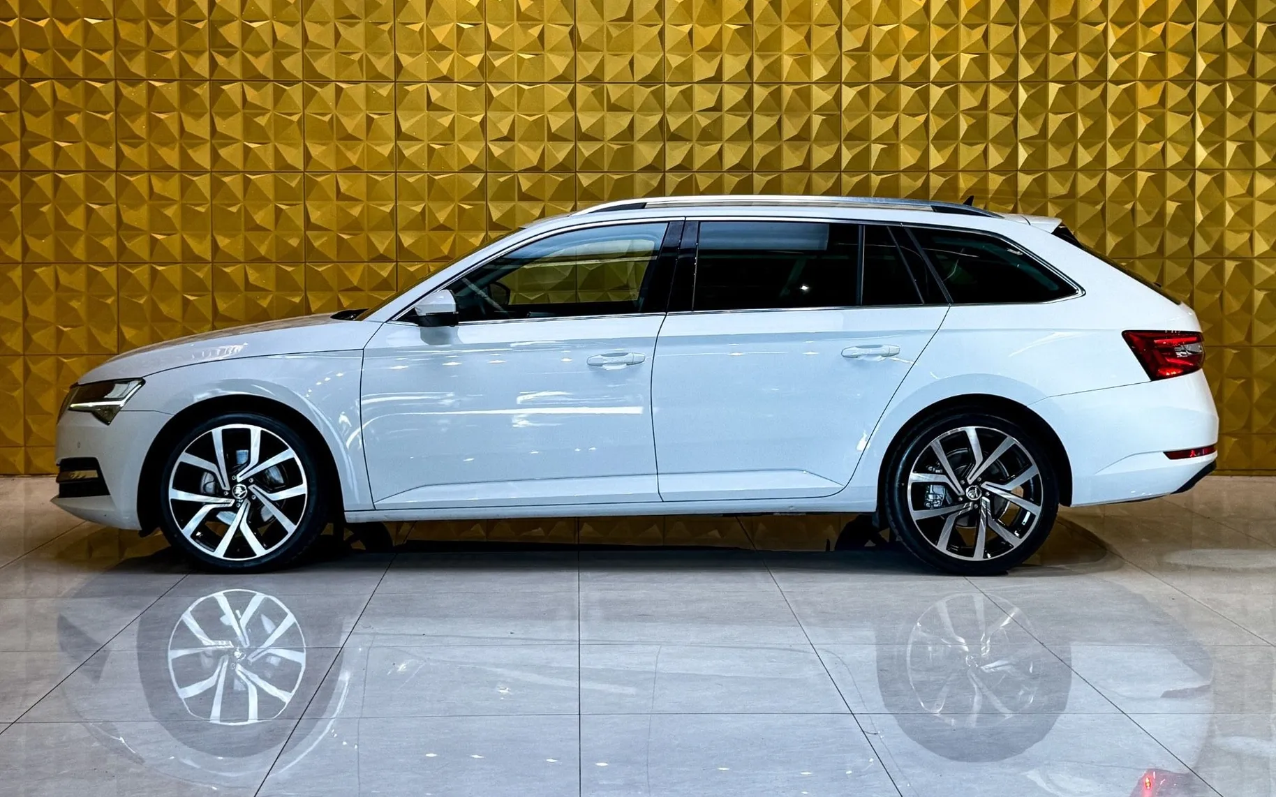 Zunanja slika - Škoda Superb - 2.0 TDI AUT. FACELIFT-KAMERA-NAVI-RADAR TEMP - 6