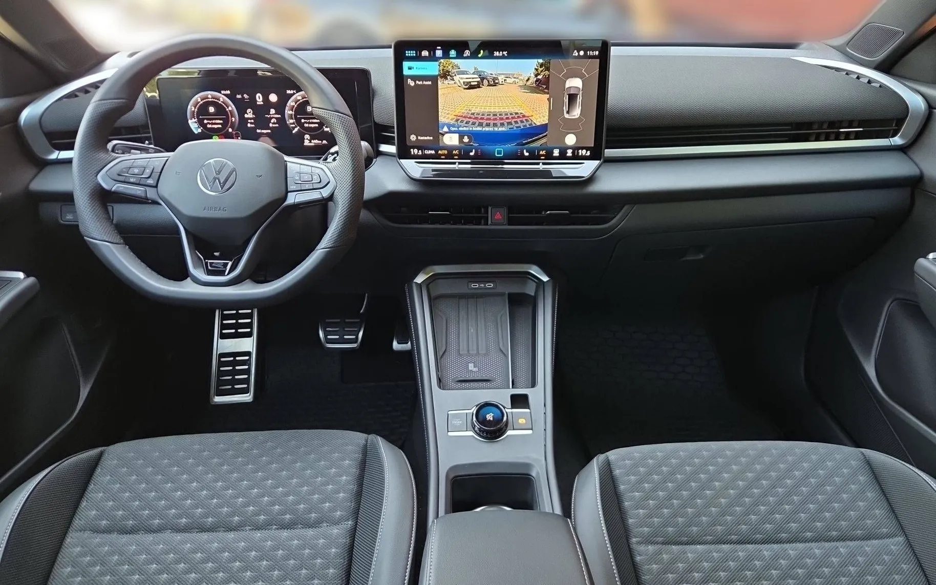Notranja slika - Volkswagen T-Roc - 1.5 eTSI R-Line DSG 150KM - 8