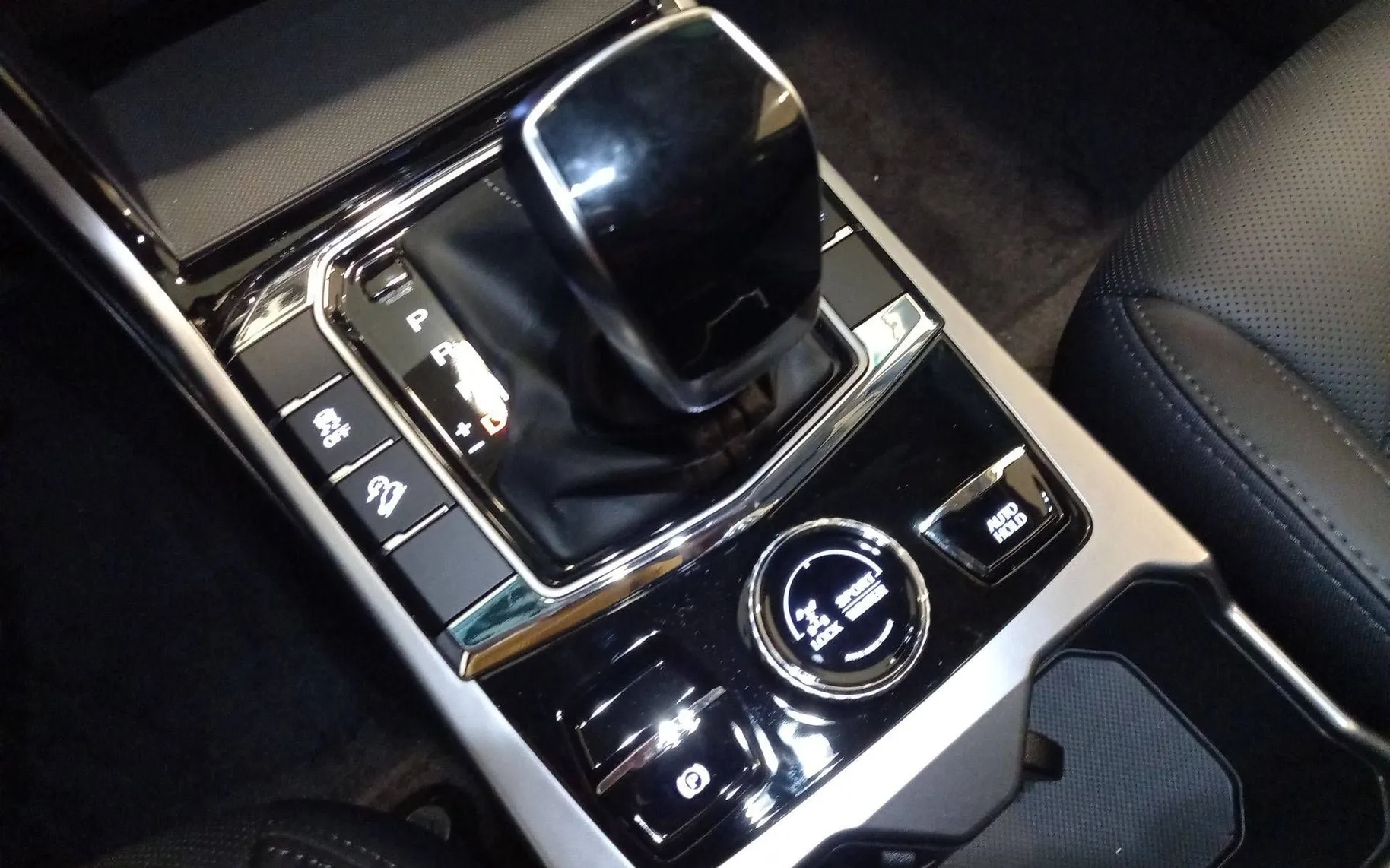 Notranja slika - SsangYong Korando - 1.5 T-GDi Exclusive 4WD AT - 18
