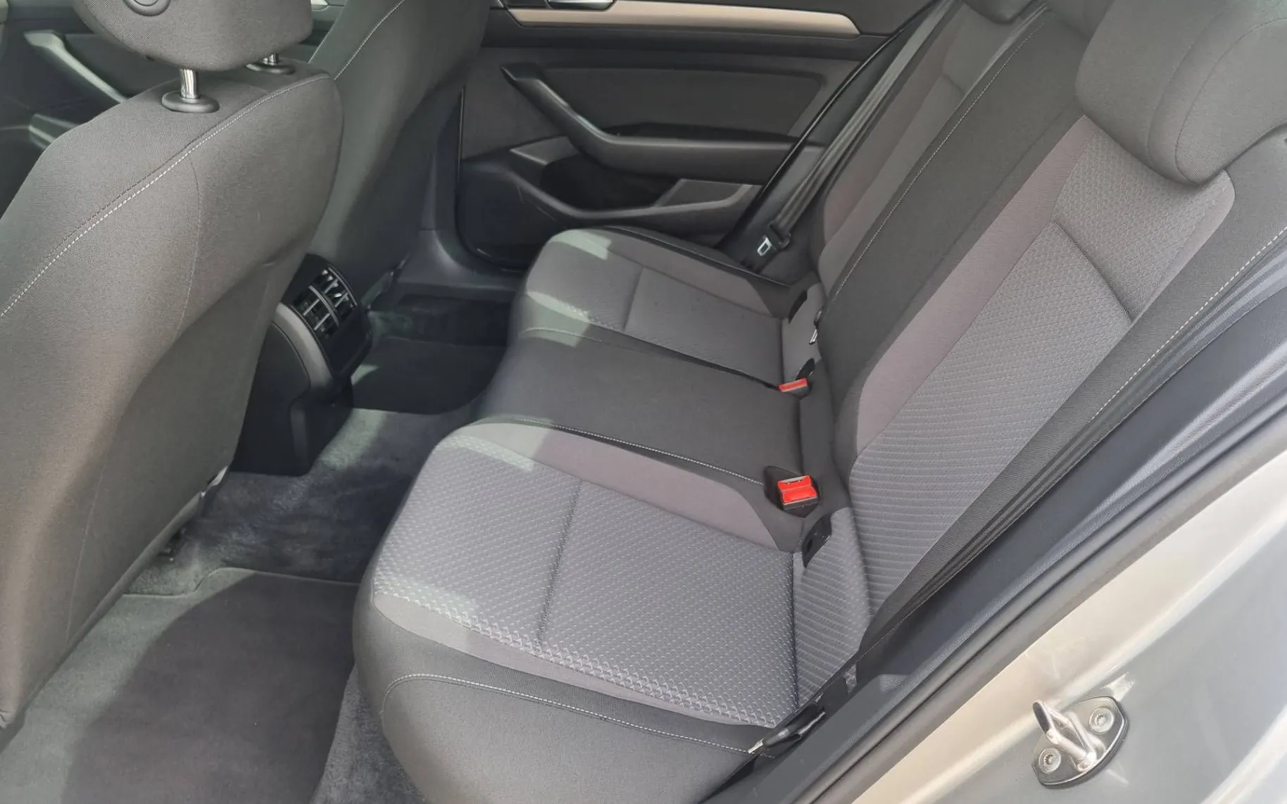 Zunanja slika - VW Passat - 1.6 TDI BMT Comfortline-2XPDC-Navi-Temp-Alu - 12
