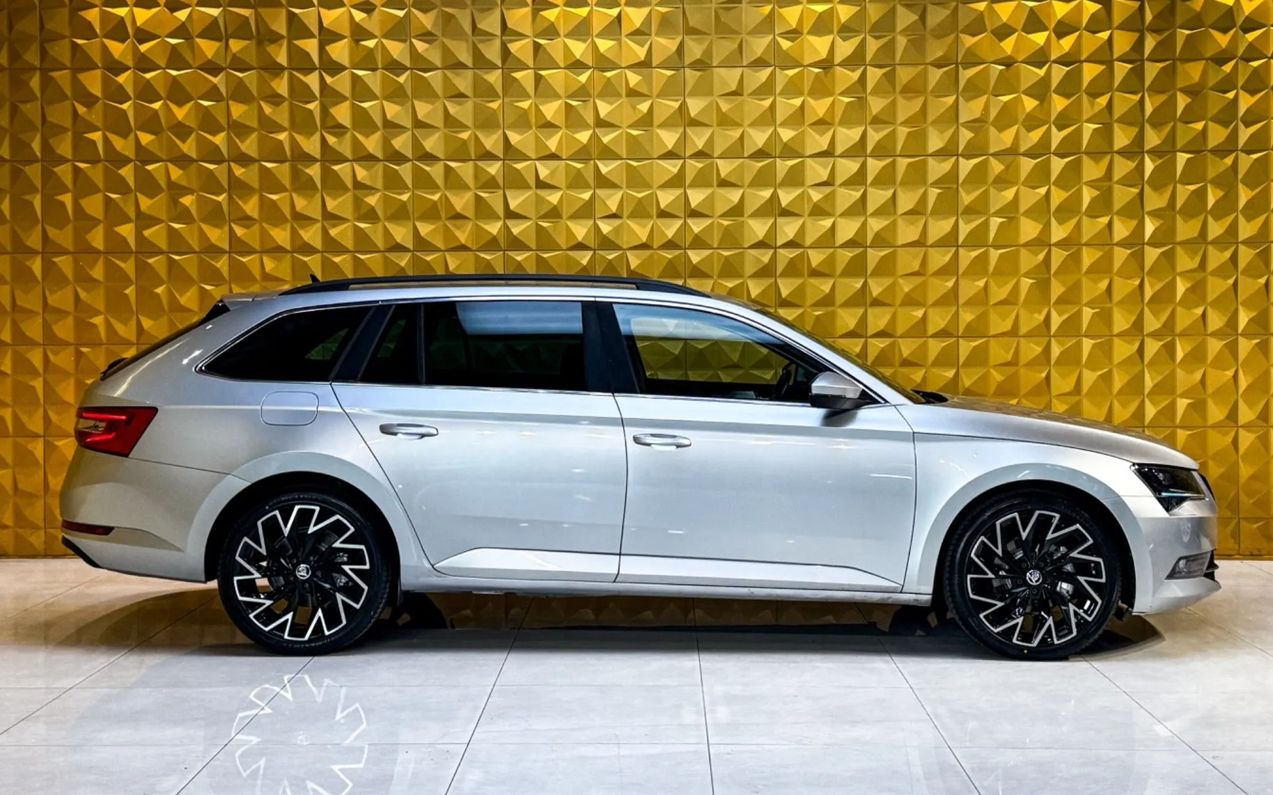 Notranja slika - Škoda Superb - 1.6 TDI KAMERA-NAVI-MULTIFUNKCIJA - 12