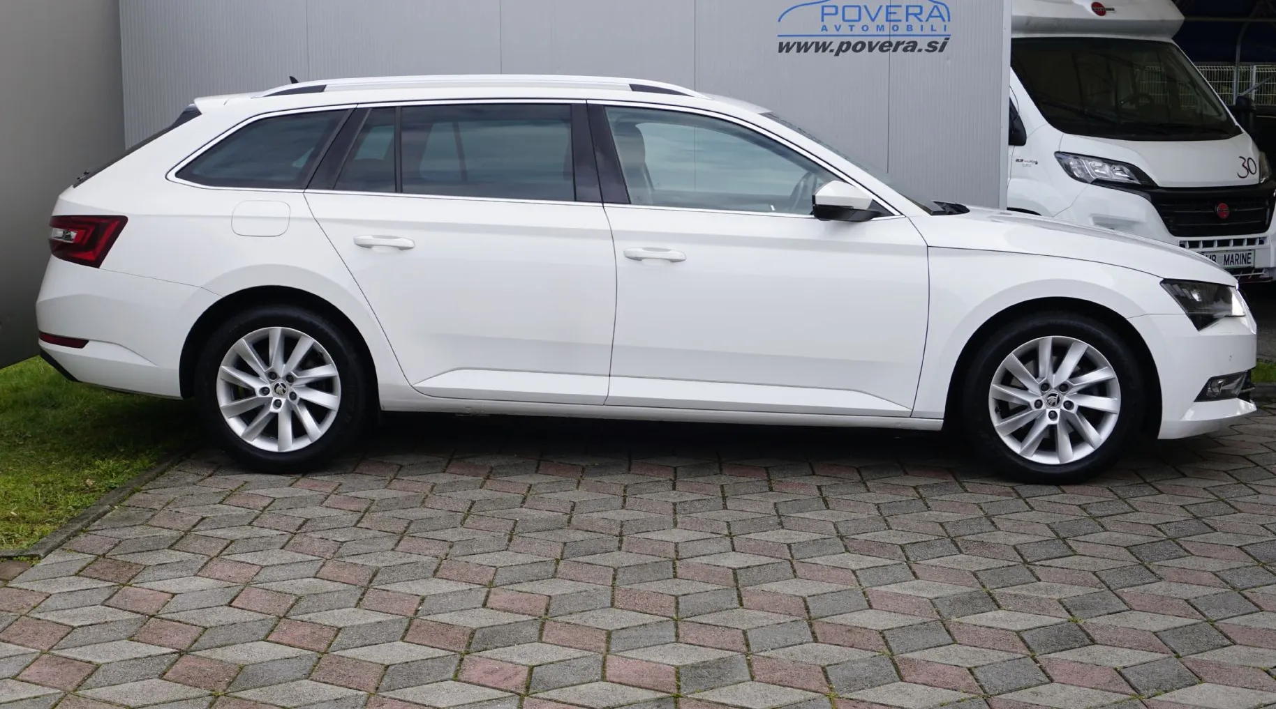 Zunanja slika - Škoda Superb - 2.0 TDI Style Combi  110 kW+Xenon+Memory+ACC+Kamer - 4