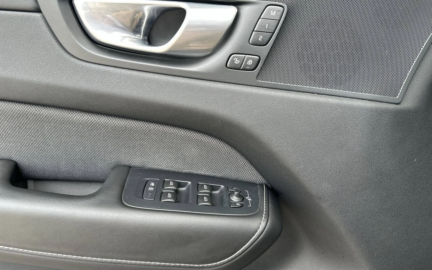 Notranja slika - Volvo XC60 - B4D AWD Plus Dark Avt. - 13