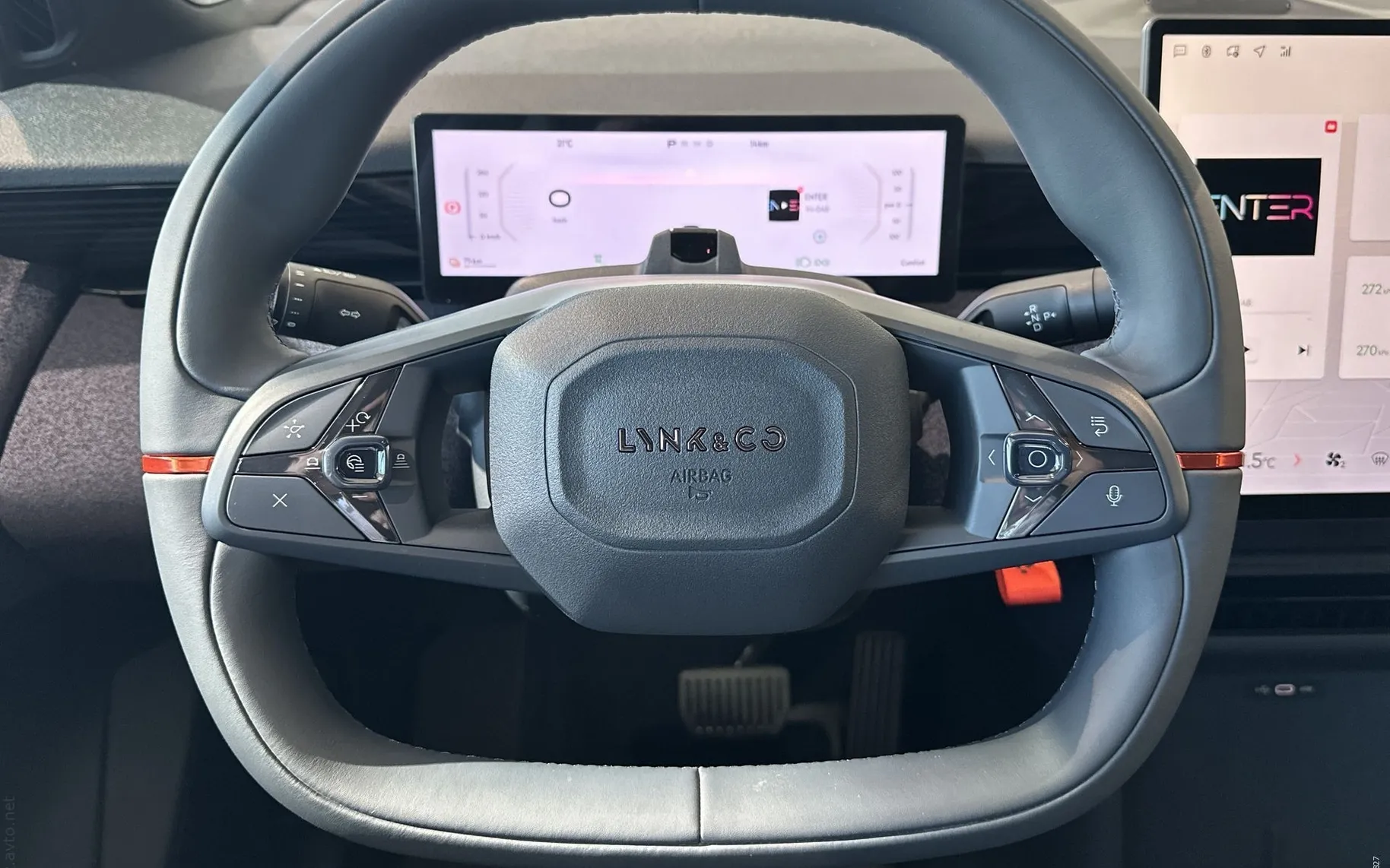 Notranja slika - Lynk & Co 02 - Core - 14