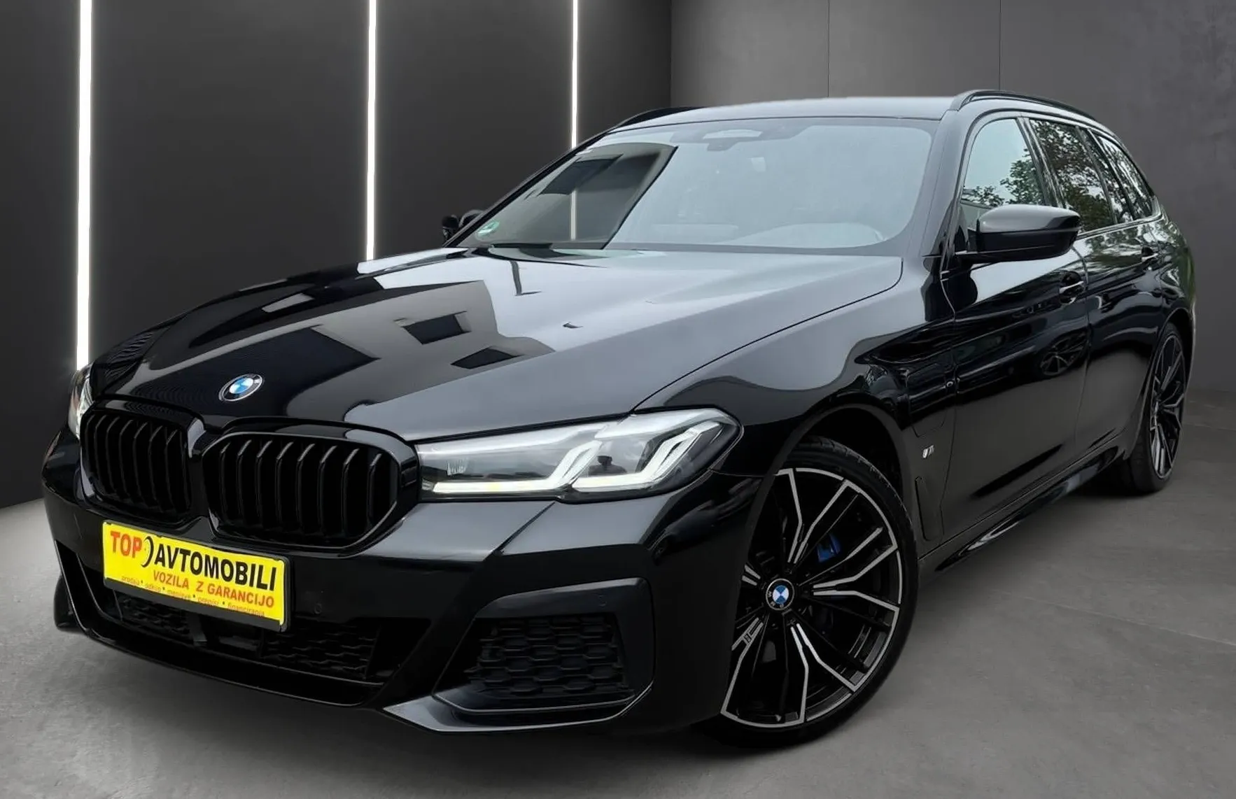 Zunanja slika - BMW Serija 5 - Touring: 520i M SPORT PAKET PANO USNJE NAVI KAMERA VIRTU - 1