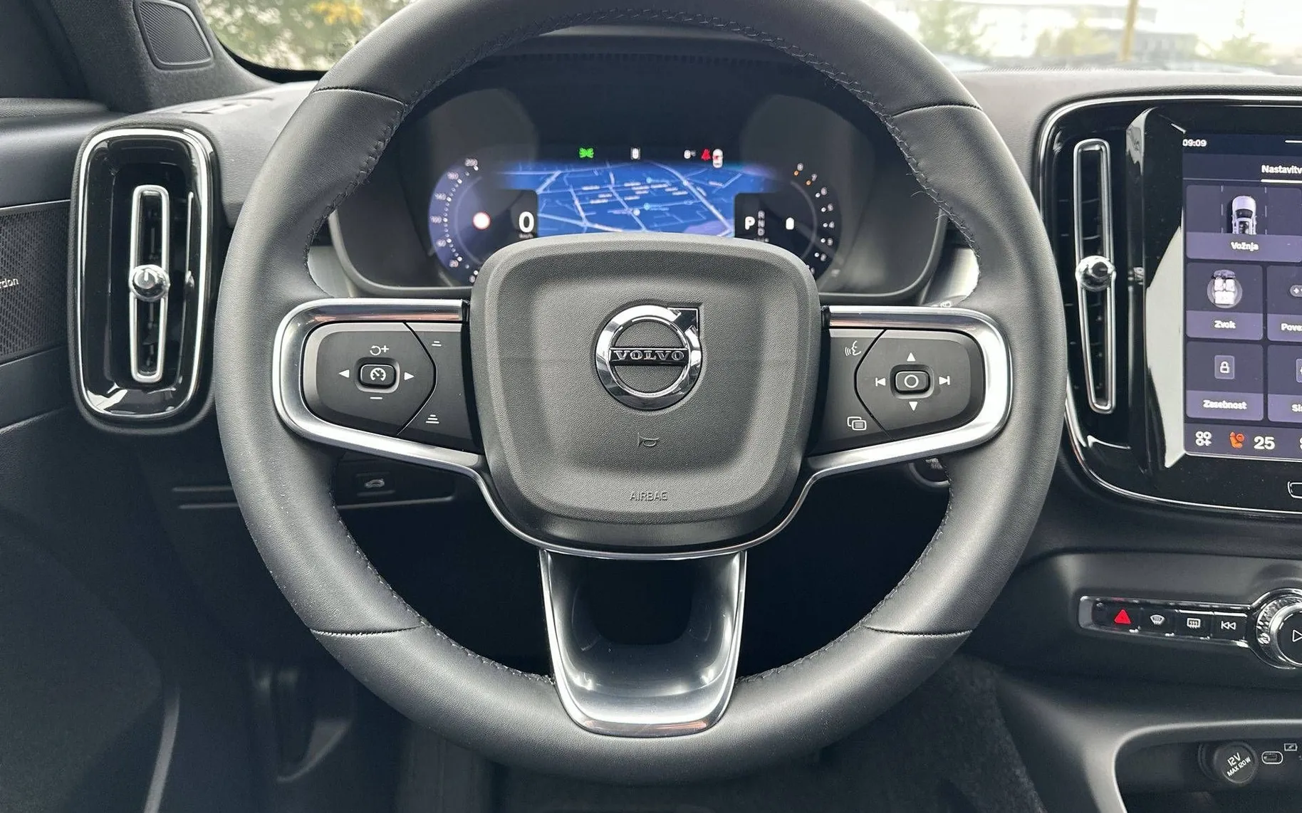 Notranja slika - Volvo XC40 - B3 P Plus Black Edition Avt. - 14