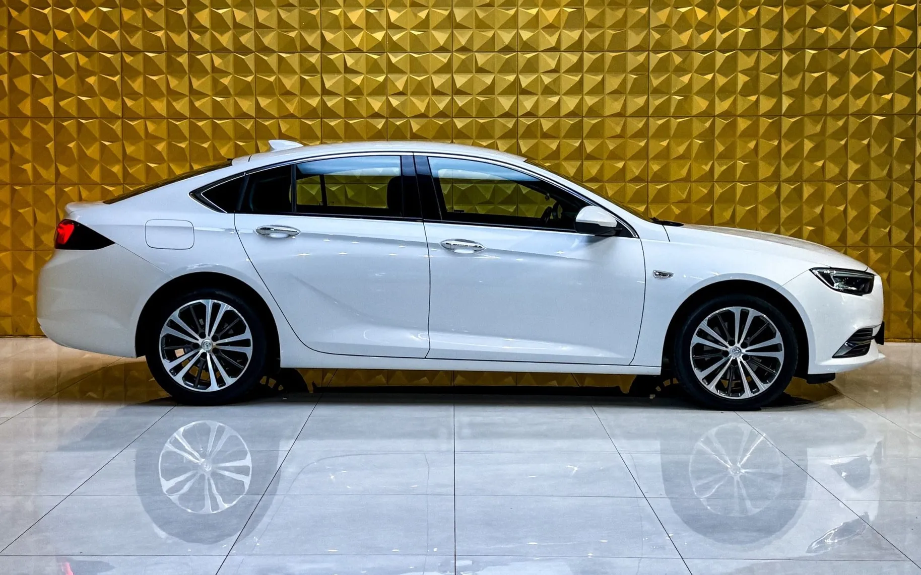 Notranja slika - Opel Insignia - 2.0 CDTI AUT. HEADUP-KAMERA-BOSE-GRETJE VOLANA - 12