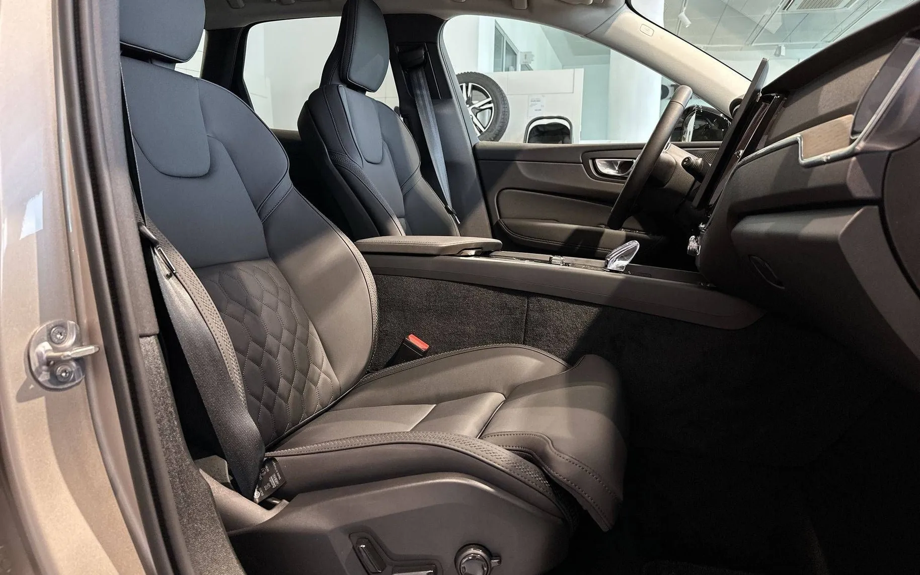Notranja slika - Volvo XC60 - B5  P  AWD Plus Dark - 27