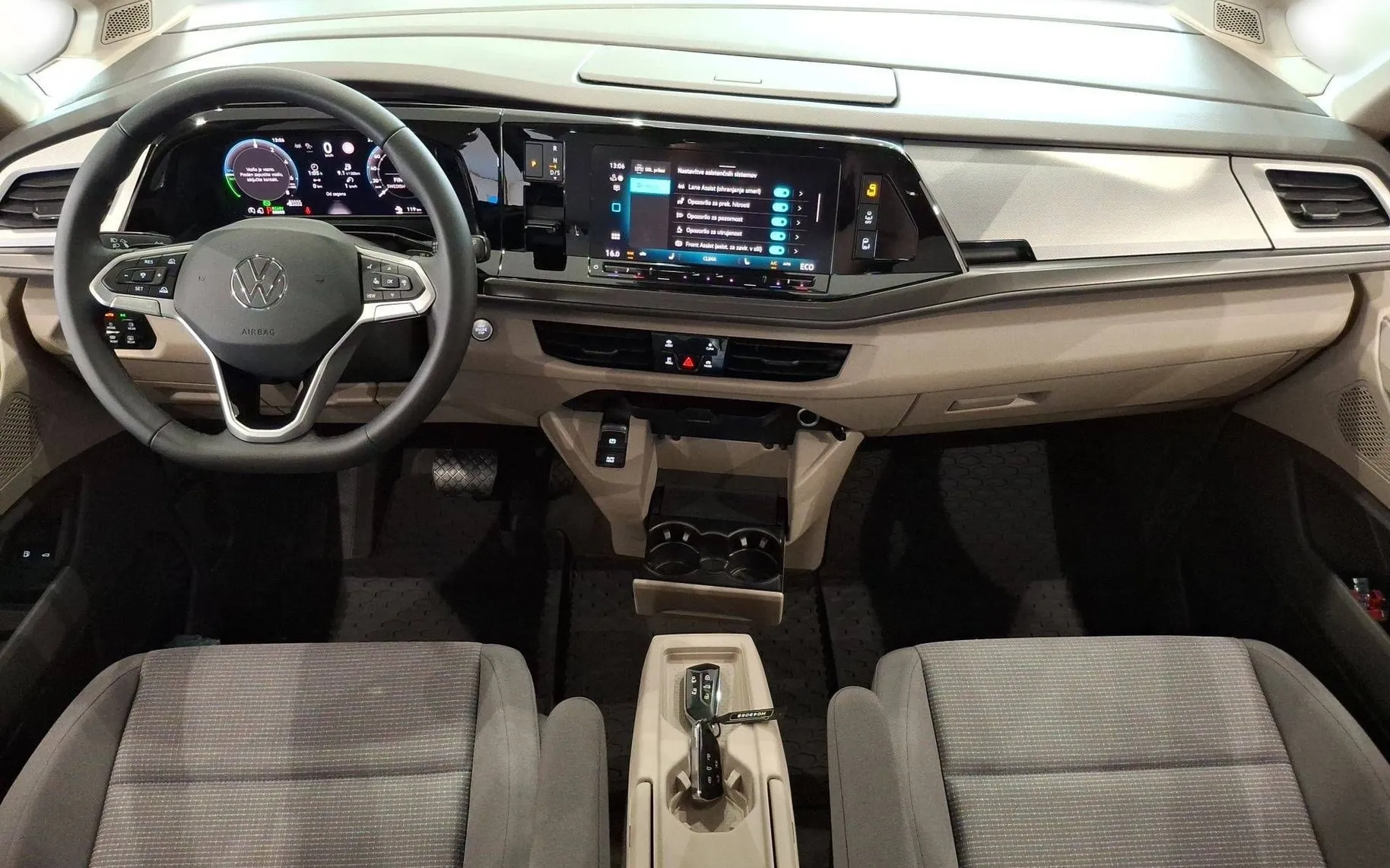 Notranja slika - Volkswagen Multivan - T7 1.5 TSI eHybrid 4M L2 Limited DSG - 10