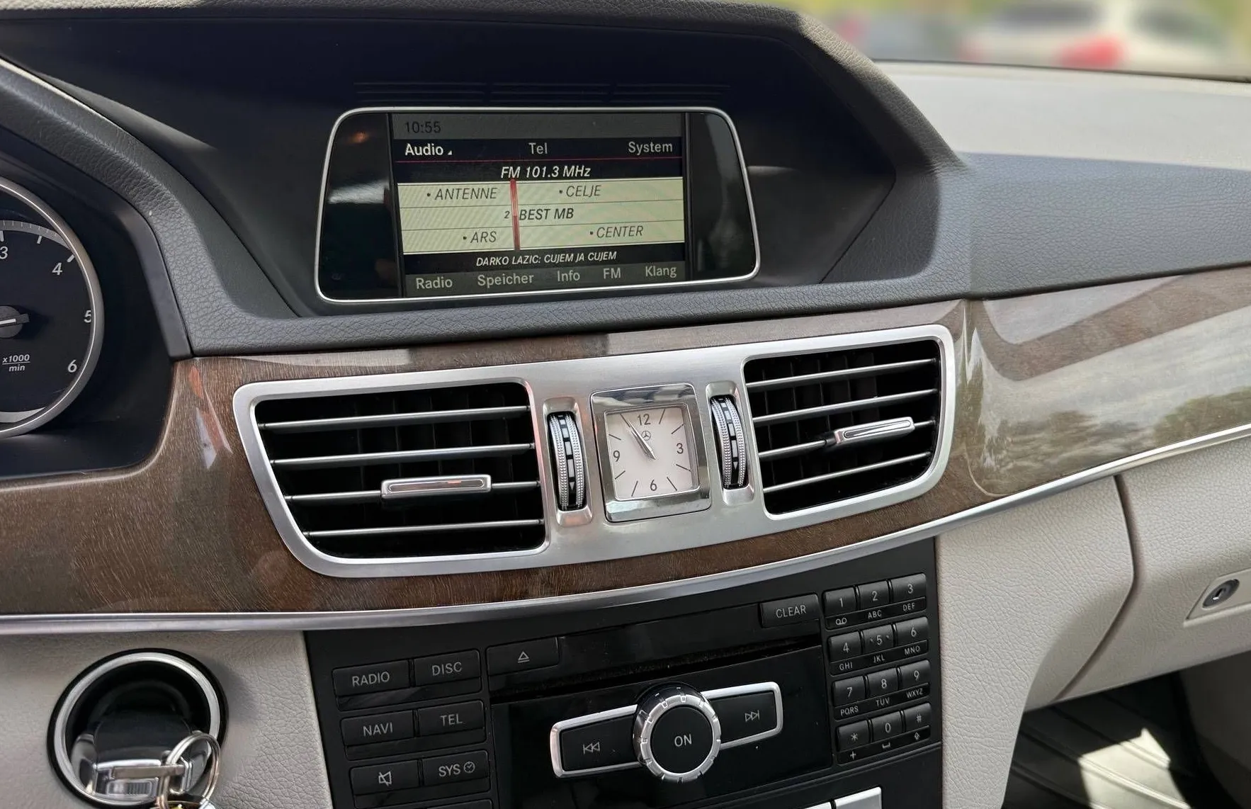 Zunanja slika - Mercedes-Benz E-Razred - E 220 CDI SLOVENSKI NAVIGACIJA TEMPOMAT PDC HI-FI - 13